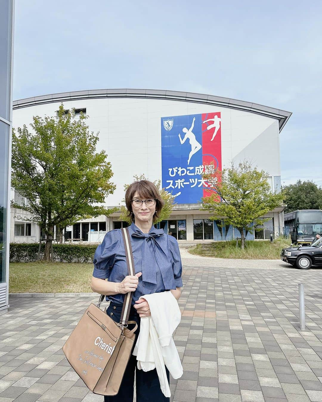 益子直美さんのインスタグラム写真 - (益子直美Instagram)「びわこ成蹊スポーツ大学の客員教授を務めさせていただいております。 今日は初の講義でした。 佃先生のサポートのおかげで、どうにか終えることができました！ 汗びっしょりでしたが💦  帰りがけに学生さんが写真撮ってくださーいときてくださり、嬉しかった！ 野球部の選手、大きくてびっくり‼️ 久しぶりに小さく見えるかも！ スポーツと名のついた大学で学ぶ若者たち、とても頼もしくみえました！ さらに素晴らしいスポーツ環境になりますように！  琵琶湖の景色が最高の大学、 私も学生時代にこんな選択肢があったらよかったな。 まだ間に合う？笑  #びわこ成蹊スポーツ大学」10月3日 16時29分 - naomi.masuko