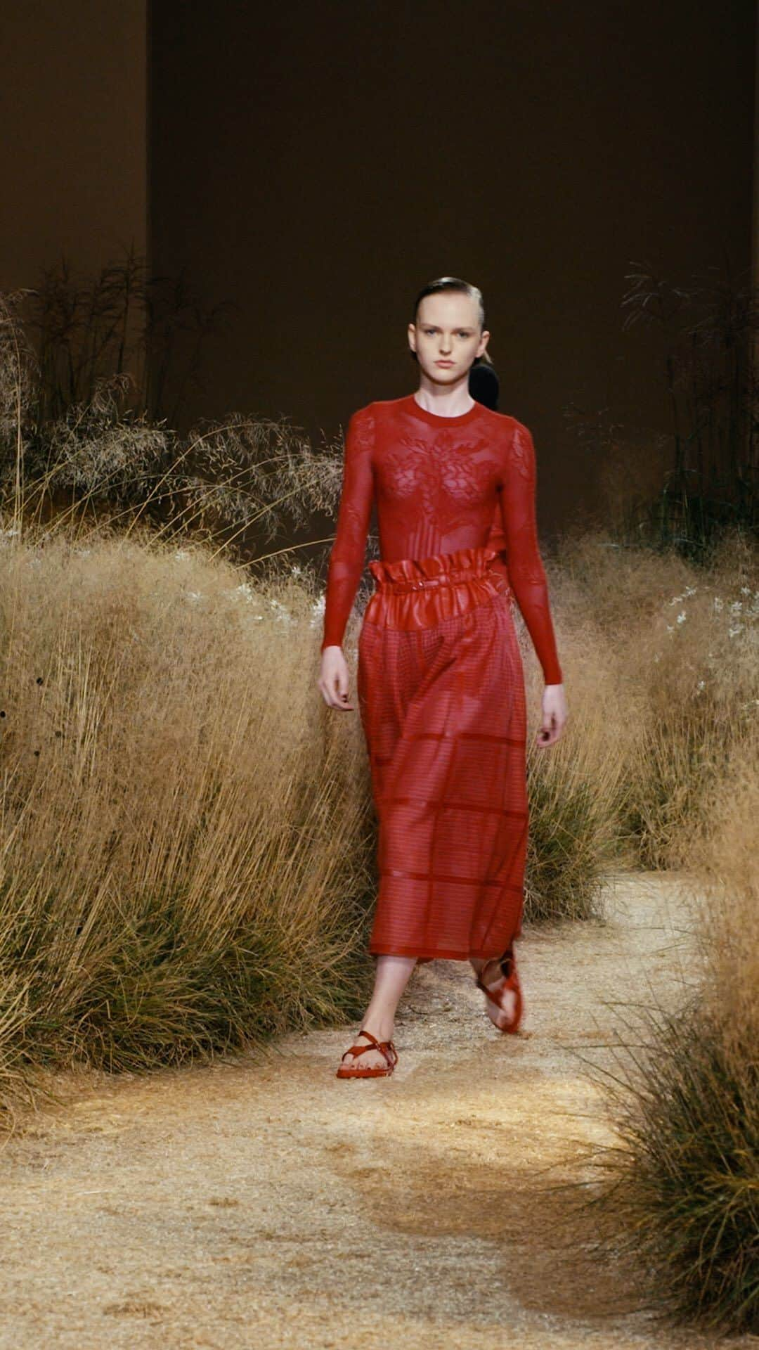 エルメスのインスタグラム：「Refined silhouettes with house’s signatures. In the freshness of a meadow, spring is turning to summer. Sensual, contemporary silhouettes slip through tall grasses, accentuate the contours of the body, and are set in motion.  Women’s spring-summer 2024 runway show, collection created by Nadège Vanhée.  Watch the replay of the show with the link in bio.    #SpringSummer2024 #ParisFashionWeek #PFW #HermesFemme #Hermes」