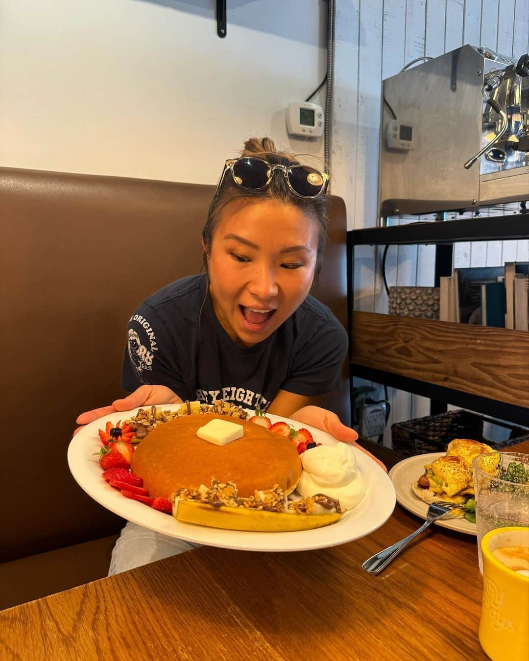 エビアン・クーのインスタグラム：「Here at @sunnydays.hi - I love my egg sandwiches and pancakes 🥞 everything was so ono 🤤 (we ordered tuna sandwich, egg sandwich pancake w banana and strawberries and eggs benedict)  サニーデェイズに来たよ🥰 パンケーキからエッグベネディクト、ツナサンド、そして私の大好きな卵サンド。ふあふあだっだあ🤤 どれも美味しかったね。 朝からお昼までやってるよ みんな是非行ってほしいな。」