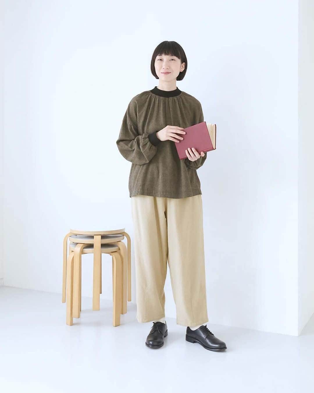 ナチュランのインスタグラム：「【 暮らしの服 】ホッとするはき心地♪ボンタンパンツ  ・  暮らしの服で人気のブランド「no jean」より、 昨年好評いただいたふんわり素材のボンタンパンツが今年もが到着しました！  今回はベージュとブラックのベーシックカラーを、 バイヤーイチオシのコーディネートでご紹介いたします。  税込み4,378円のプチプライスなので、色違いで揃えるのもおすすめです。  モデル身長：158cm  -----------------------------   no jean -----------------------------  ■フェイクウールロングボンタンパンツ ¥4,378 ベージュ[ 注文番号：MNY-4A83-3212-A ] ブラック[ 注文番号：MNY-4A83-3212-B ]  -----------------------------  ▶️商品詳細やお買い物は写真のタグをタップ またはプロフィール（@natulan_official）から 「ナチュラン」のサイトにアクセスして 注文番号や商品名を検索してみてくださいね。  #lifewear #fashion #natulan #今日のコーデ #コーディネート #ファッション #ナチュラル #ナチュラン #日々の暮らし #暮らしを楽しむ #シンプルライフ #デイリーコーデ #プチプラコーデ #大人のプチプラ #大人カジュアルコーデ #大人服 #おしゃれな人と繋がりたい #パンツ #パンツコーデ #着回しコーデ #着回し #プチプラファッション #テーパードパンツ #秋コーデ #natulan_official.」