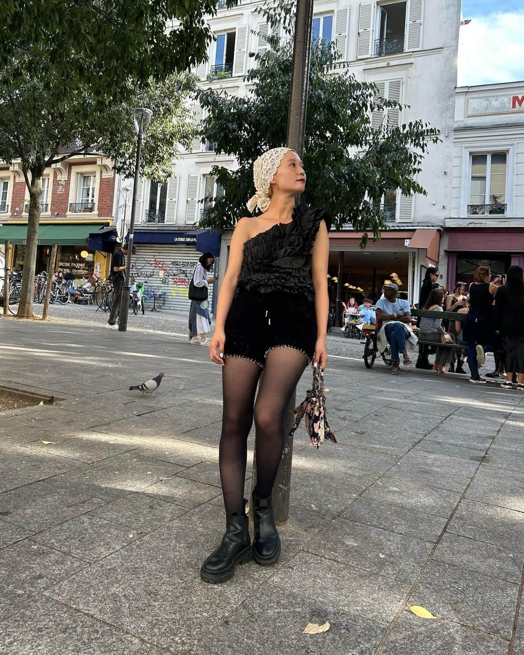 柴田紗希さんのインスタグラム写真 - (柴田紗希Instagram)「アイスランドからパリにきました。 パリに着いたらたくさんお友達がいて まさかのinパリでファッションショーを見れました。 @laruicci 🩵 衣装も着させてもらい、すごーくかわいかった。ファッションショー楽しかった。ファッションがとっても自由で本当にうきうきする街だね。 刺激的なParislifeです☺︎ #laruicci」10月3日 16時32分 - shibasaaki