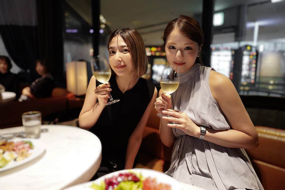 のインスタグラム：「ぐぐちゃんとおしゃれランチ🫶 毎年お祝いしてくれて ありがとうぅぅぅ🥲🩷  ぐぐちゃんがくれたシャンプーが 良い匂い過ぎてお気に入り🤤♡ 香水みたいな匂いする🥹🩷 ありがとう♡♡♡」