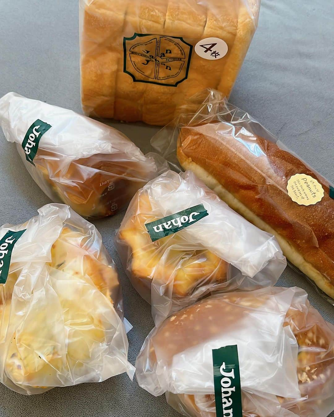 石田燿子のインスタグラム：「めっちゃ買ったJohan🍞 ミニクロワッサン買い忘れた🥐🥺 #johan」