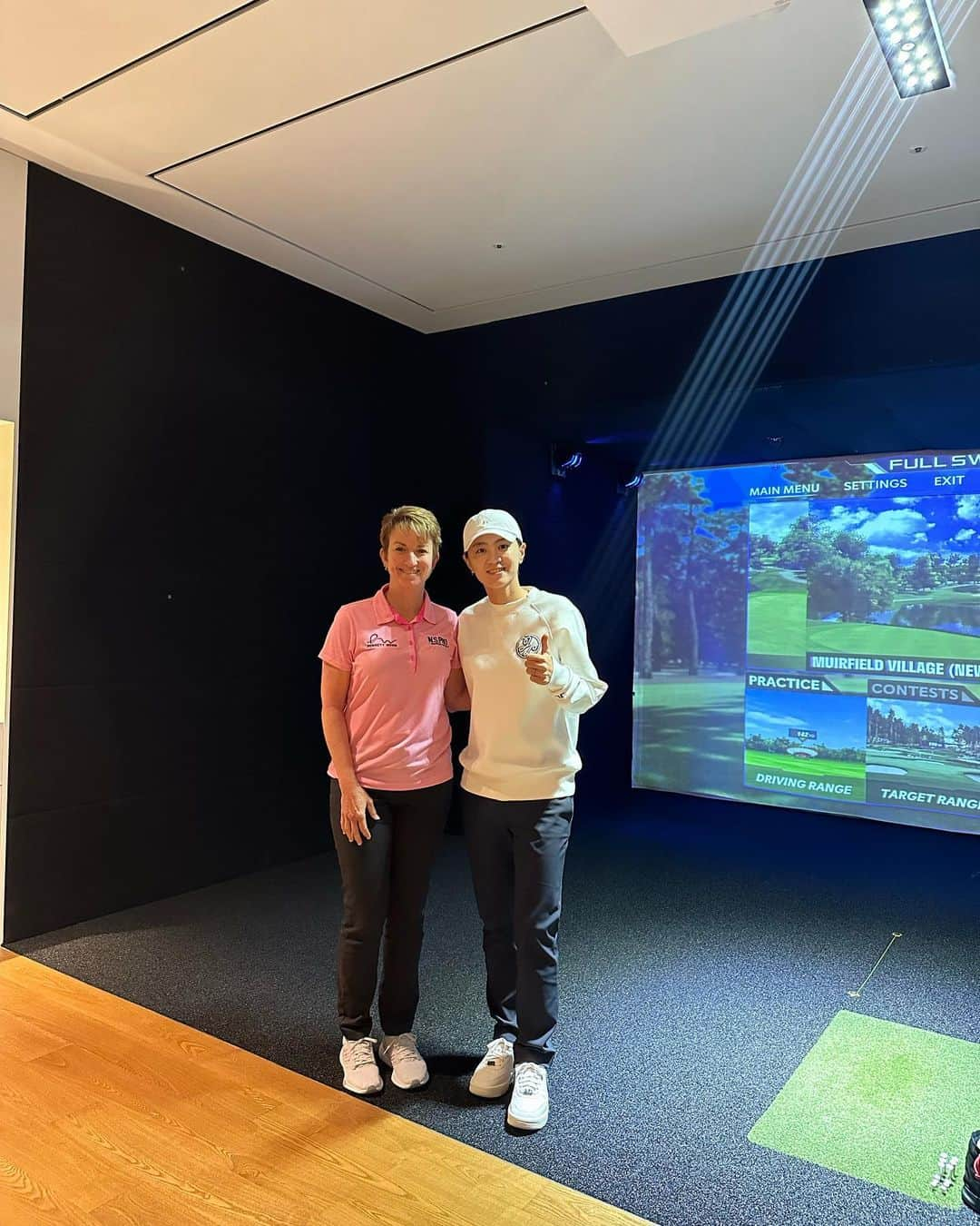 チェ・ナヨンのインスタグラム：「@karrie_webb Welcome to Korea!!! It was nice to meet you again 🤗 Club D treated you well right? 👍🏻 It was pleasure to hangout with you 😎 See you tonight 🍷 And thank you for snacks from Australia 🤩」