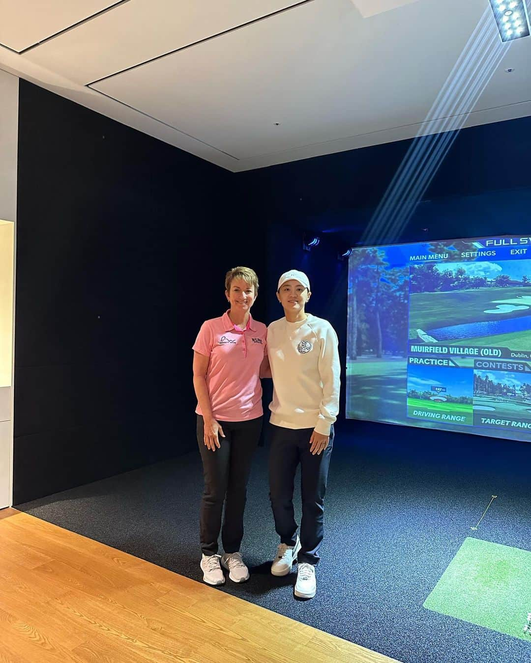 チェ・ナヨンさんのインスタグラム写真 - (チェ・ナヨンInstagram)「@karrie_webb Welcome to Korea!!! It was nice to meet you again 🤗 Club D treated you well right? 👍🏻 It was pleasure to hangout with you 😎 See you tonight 🍷 And thank you for snacks from Australia 🤩」10月3日 16時35分 - nychoi87