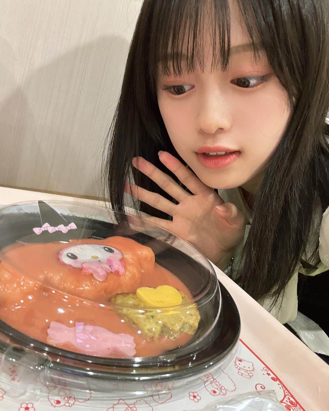 絵森彩のインスタグラム：「🩷  念願のキャラクターカレー食べれた🍛 チーズっぽい風味🧀 ちょっとだけ辛かった🔥」