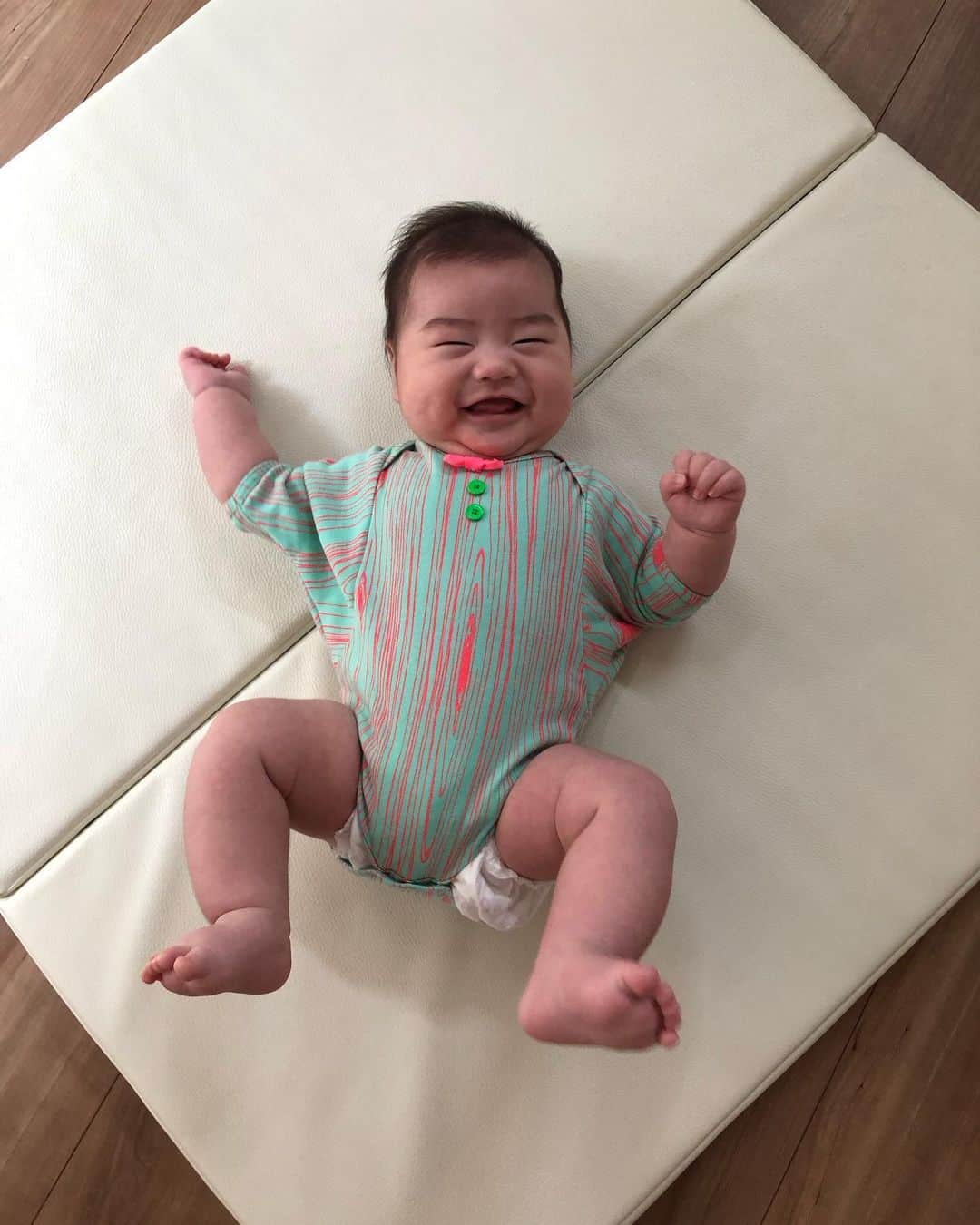 宇都宮まきさんのインスタグラム写真 - (宇都宮まきInstagram)「ヤマナちゃん👶オムツはみだし過ぎ🤣 まじハミオム〜🤞😹🤭🥰🐕❣️🙏」10月3日 16時38分 - utsunomiyamaki