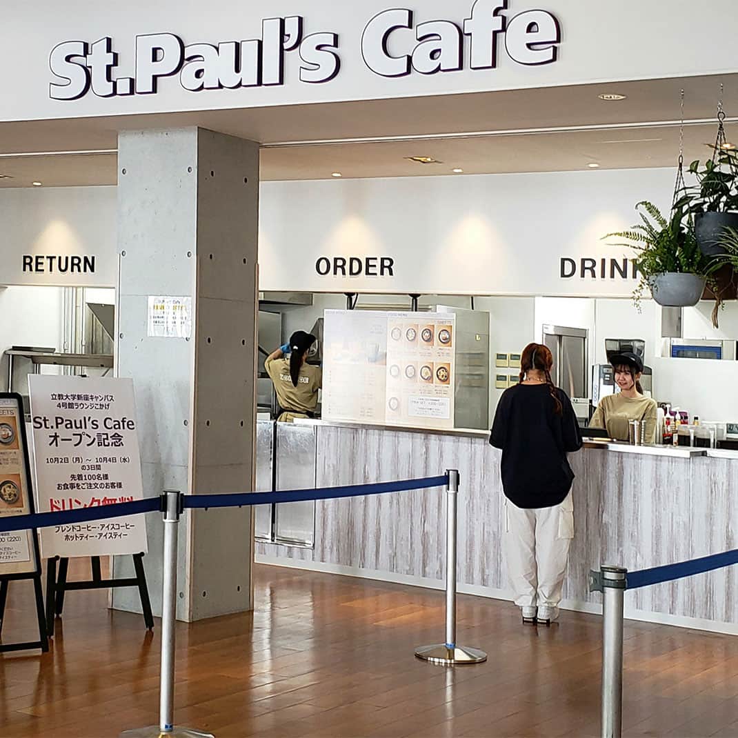 立教大学さんのインスタグラム写真 - (立教大学Instagram)「#立教ニュース 新座キャンパス4号館1階学生食堂「こかげ」は、「St.Paul's Cafe（セントポールズカフェ）」としてリニューアルし、2023年10月2日（月）より営業を開始しました。  「St.Paul's Cafe」の名称には、新座キャンパスのシンボルゾーンの顔である聖パウロ礼拝堂にちなんで、学生をはじめ多くの人々からいつまでも愛され、交流の場となるよう願いが込められています。  運営は株式会社プロントサービスに委託し、PRONT（プロント）をはじめプロント系列のカフェメニューをクオリティはそのままに立教オリジナルメニューとして提供いただきます。季節ごとにメニューも変わる予定です。  立教大学の学生は、レジで学生証を提示するとフードが学生価格になります。みなさまぜひご利用ください。  【St.Paul's Cafe】 ・場所：新座キャンパス4号館1階こかげ ・営業時間：月曜日～金曜日10:00～16:00 ・主なメニュー：サラダごはん、パスタ、パンケーキ、タピオカドリンク、コーヒーなど ・運営：株式会社プロントサービス  #立教大学 #立教 #立大 #rikkyo #rikkyouniversity #japanuniversity  #大学 #大学生 #大学生活 #大学受験  https://www.rikkyo.ac.jp/news/2023/10/mknpps000002c98l.html」10月3日 16時39分 - rikkyouniv