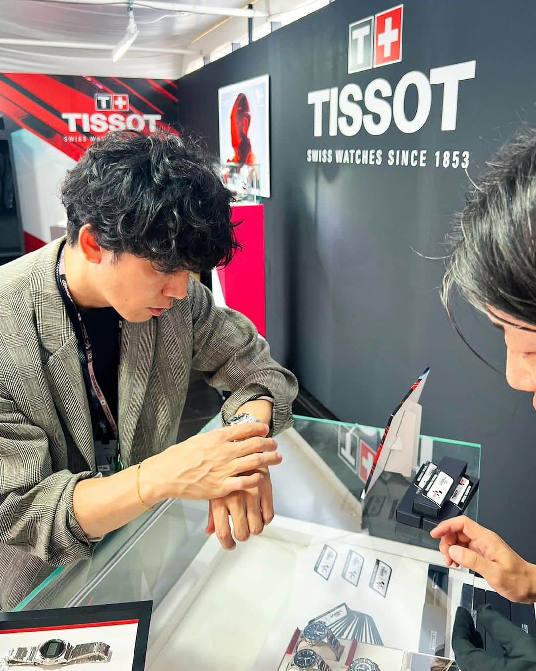 櫻井貴史さんのインスタグラム写真 - (櫻井貴史Instagram)「MotoGP™️ 日本グランプリにてTISSOTさん @tissot_official ブースへ遊びに行ってきました  そうですTISSOTのTをやっております  ハズレ無しのグッズの抽選会、時計の試着、限定モデル&バスティアニーニのサインの展示等、盛り沢山でございました  試着で新たなTISSOTの時計との出会いもありましてやはり試着ってホント大事だなと実感しております  TISSOT sprintのスタートは大迫力でした！  #Tissot #ティソ #ツインリンクもてぎ #motogp #motogpmotegi #motogpjapan #OfficialTimekeeper」10月3日 16時39分 - sakurai_takashi