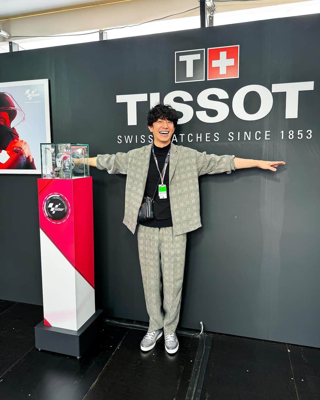 櫻井貴史のインスタグラム：「MotoGP™️ 日本グランプリにてTISSOTさん @tissot_official ブースへ遊びに行ってきました  そうですTISSOTのTをやっております  ハズレ無しのグッズの抽選会、時計の試着、限定モデル&バスティアニーニのサインの展示等、盛り沢山でございました  試着で新たなTISSOTの時計との出会いもありましてやはり試着ってホント大事だなと実感しております  TISSOT sprintのスタートは大迫力でした！  #Tissot #ティソ #ツインリンクもてぎ #motogp #motogpmotegi #motogpjapan #OfficialTimekeeper」