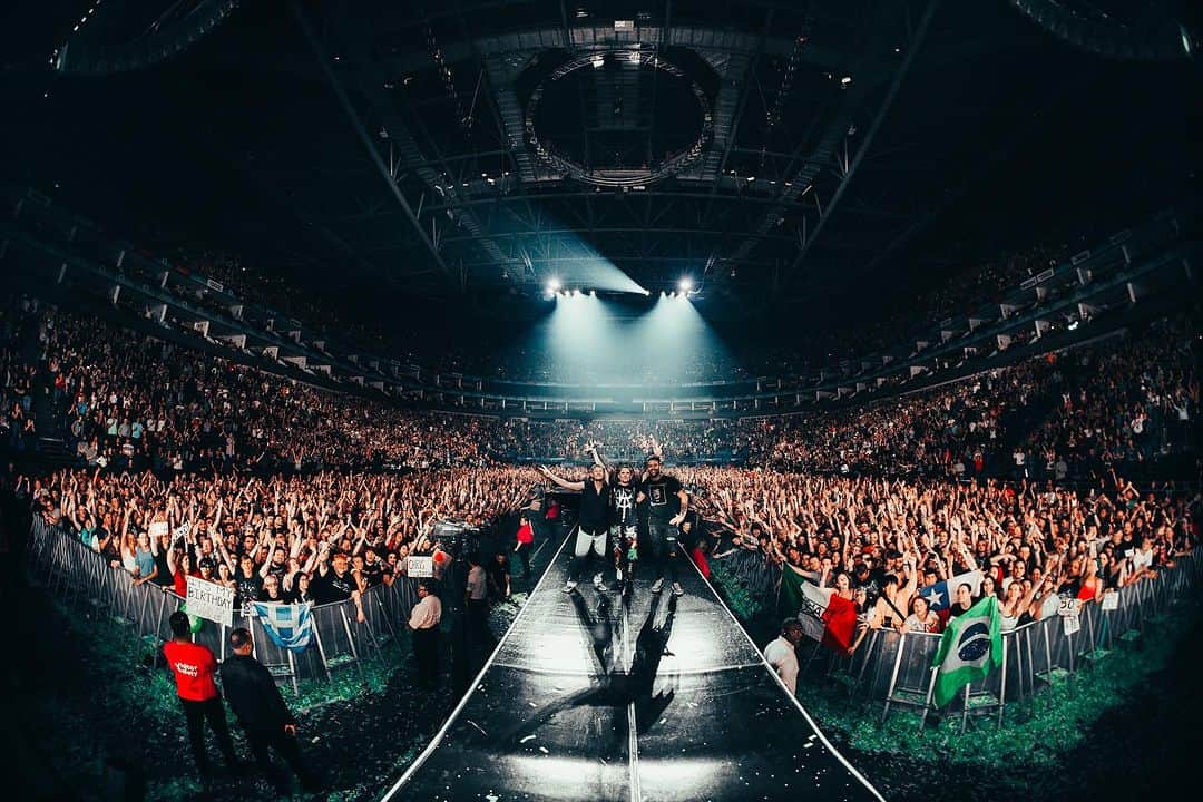 MUSEのインスタグラム：「London you closed out the Will of the People tour with a bang. 55 shows/16 countries-we thank each and every one of you who came out to see us play.  We ❤️ you. 📸federicaburellii」