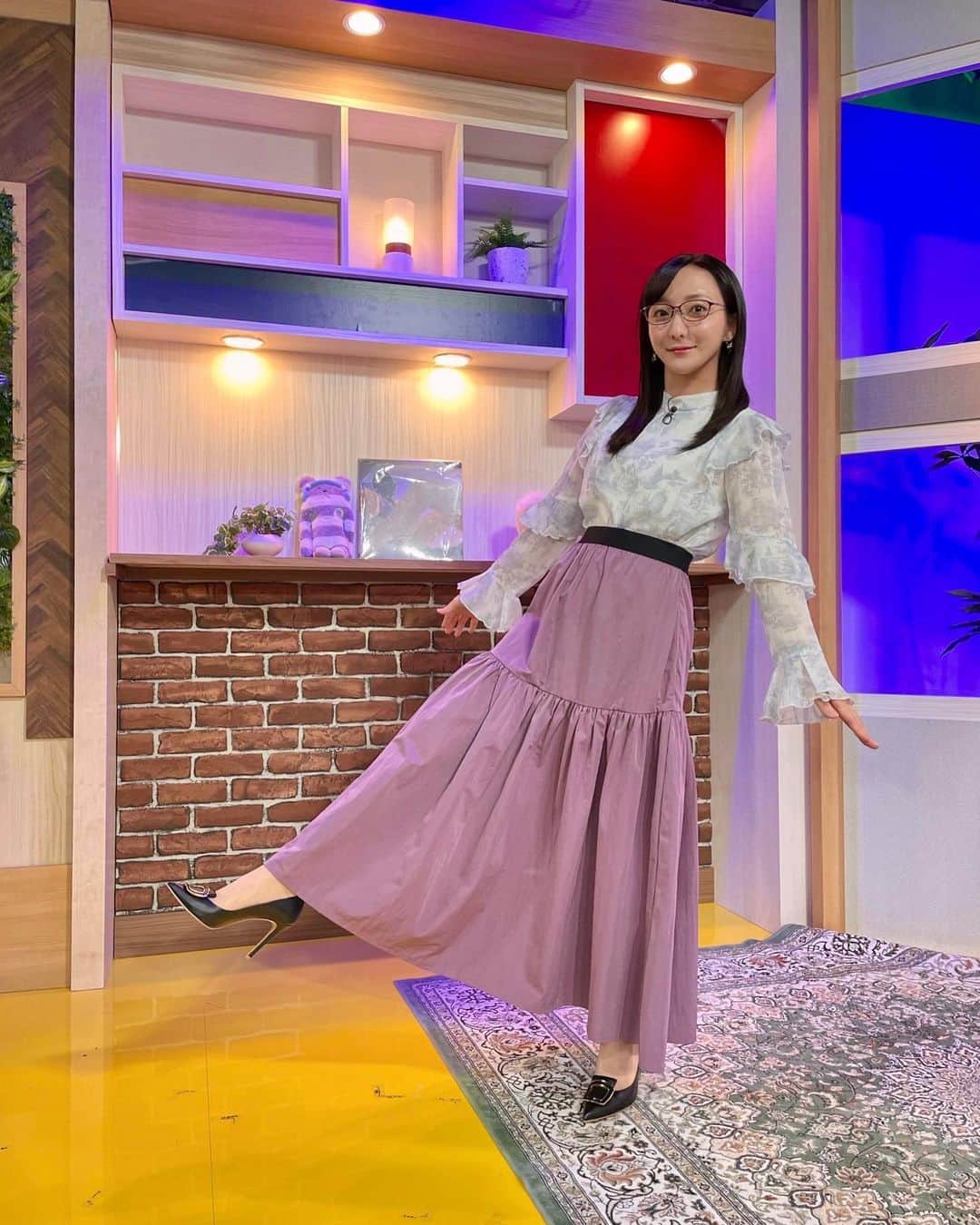 松澤千晶のインスタグラム：「バラいろダンディ月曜日 新スタジオ(仮)こんな感じでした。  リニューアルでエンディングがバタバタしていてすみません。今日はきちんとメッセージなどを紹介できるよう努めますね。  あと、ダ〜ンディ〜♪はなくなったのかな？  tops @tocco_closet accessory @osewaya_official  #バラダン #TOKYOMX」