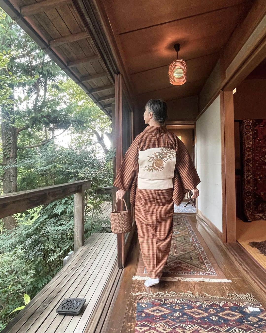 山崎陽子のインスタグラム：「石榴 私の秋は石榴から。 #kimono #結城縮 #シルクラブ  #柘榴の帯 #吉祥果 #中来田万里 #きもの水流  #鶴屋吉信色の帯締め #道明 #花結び山葡萄かご #小沢春光 #イトノサキ  山田屋呉服店はなむけの会、 アンティークの絨毯を見に❤︎」