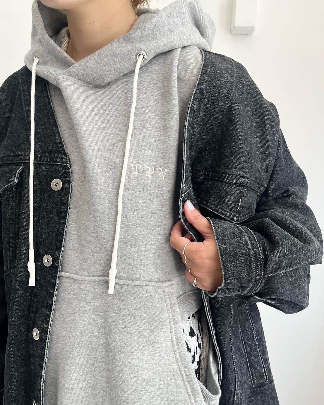 のインスタグラム：「. 【jacket】 organic cotton denim jacket @_nounless black,blue / size1  【tops】 hole sweat hoodie @togaarchives gray,purple / size small,medium  【skirt】 leopard pattern skirt @tricote_official light gray,brown / size free  【shoes】 gao chelsea @bothparis black,white / 35-39size  staff 160cm @midwest_tw」
