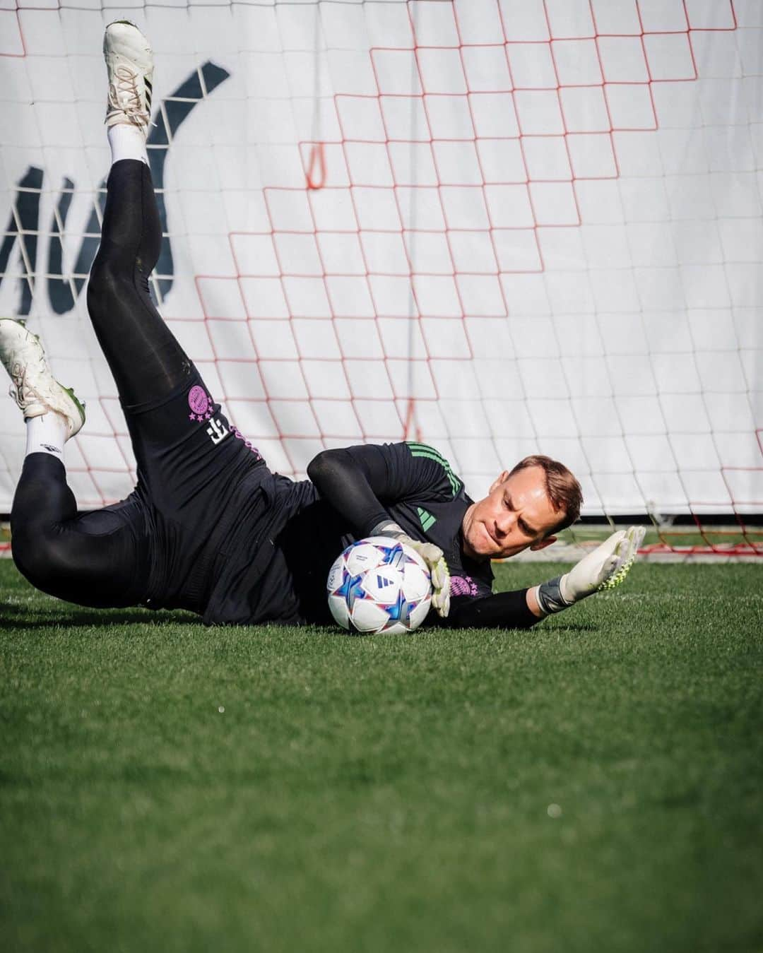 マヌエル・ノイアーさんのインスタグラム写真 - (マヌエル・ノイアーInstagram)「Always in the mood! 🧤⚽️ Good luck for tonight boys! 💪 #UCL」10月3日 16時46分 - manuelneuer