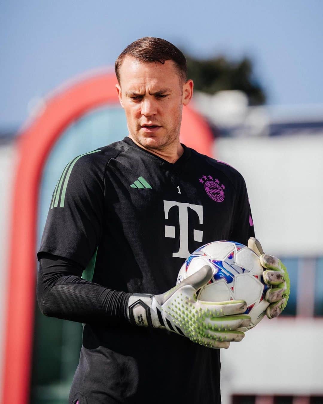 マヌエル・ノイアーのインスタグラム：「Always in the mood! 🧤⚽️ Good luck for tonight boys! 💪 #UCL」