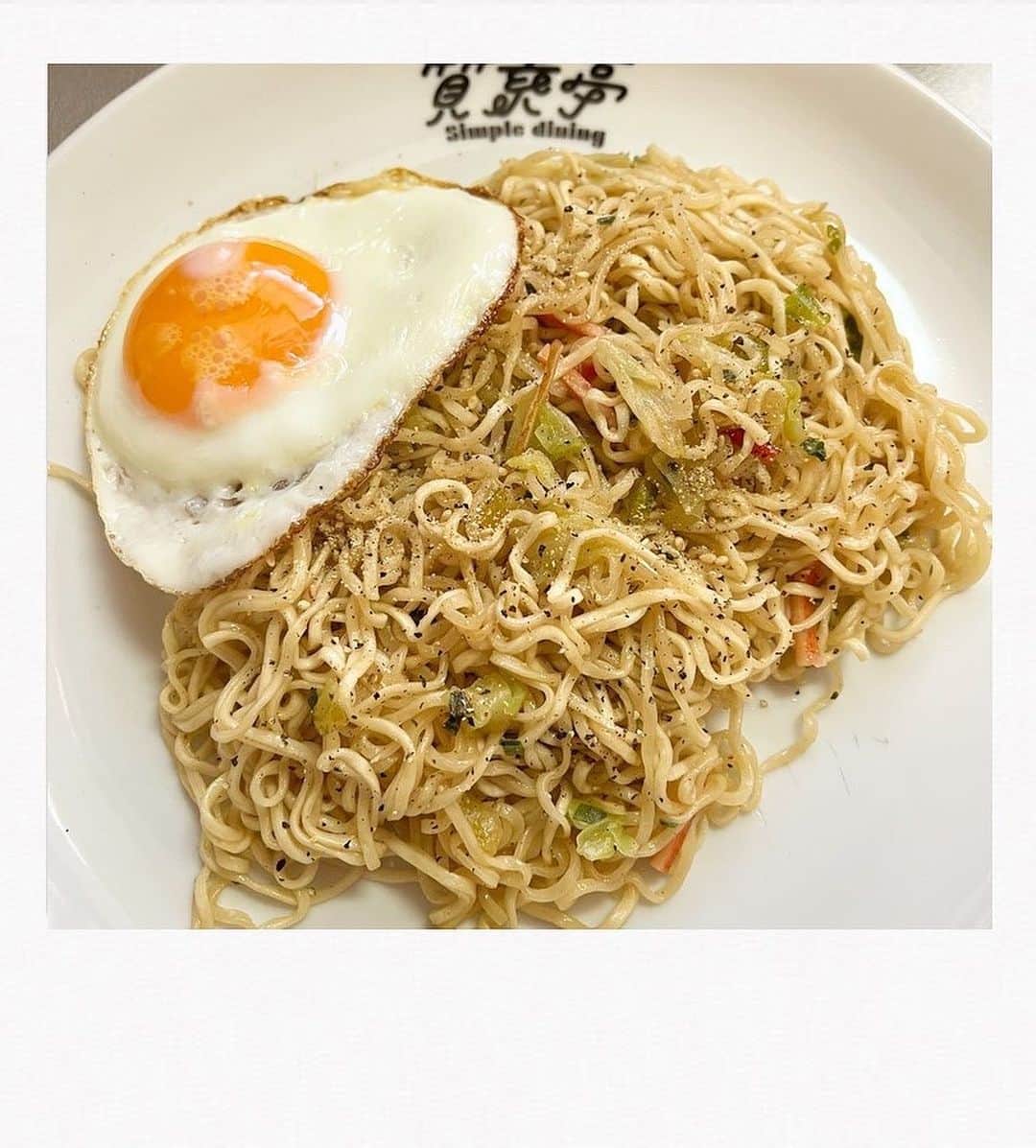 かせきさいだぁのインスタグラム：「本日の質素亭、『マルちゃん 北海道限定 やきそば弁当 シーフード味』❤️ボーちゃん @bose_sdp の作り方を真似して、お湯で３分で出来た麺を油少々のフライパンに入れて、ソースをかけて炒めて水分が飛んだらお皿に盛るなり、パッケージに戻すなりご自由に！あっさり味で美味しい〜😋 #質素亭 #しっそ亭  スープは別にお湯沸かしで作りました〜前に捨てるお湯で作ったら、脂っこい気がしたんです〜」