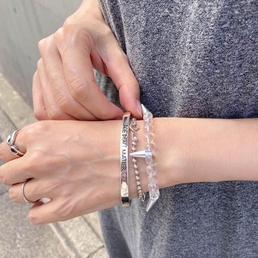 ジャムホームメイドさんのインスタグラム写真 - (ジャムホームメイドInstagram)「ニューエイジライオットシリーズ。  「スピリチュアル」と言われれば、ともすれば「怪しい」や、「如何わしい」イメージが付き纏いがちだが、そうしたイメージの払拭を願い、そのルーツに敬意を捧げた、水晶＝クォーツのコレクション。  いわゆる昭和型パワーストーンのフレームに収まらない令和タイプで、配置される水晶の数やスタッズの間隔は、ニコラ・テスラが宇宙の鍵を紐解くキーナンバーと言い残した3.6.9.にこだわりました。  弥勒菩薩のミロク369や、煩悩の108が、1+0+8＝9など、解明されていない事の多いニューエイジナンバーを使用してさらなる想像にも懸けています。  お問い合わせはTEL、LINEから承っております。 JAM HOME MADE 東京店 TEL:03-3478-7113   #jamhomemade #ジャムホームメイド #アクセサリー #jewelry #ユニセックス #ユニセックスファッション #ユニセックスアクセサリー #シルバージュエリー #silverjewelry #千駄ヶ谷 #原宿 #北参道 #ネックレス #ブレスレット #水晶 #クリスタル #スタッズ」10月3日 16時48分 - jamhomemade_shop