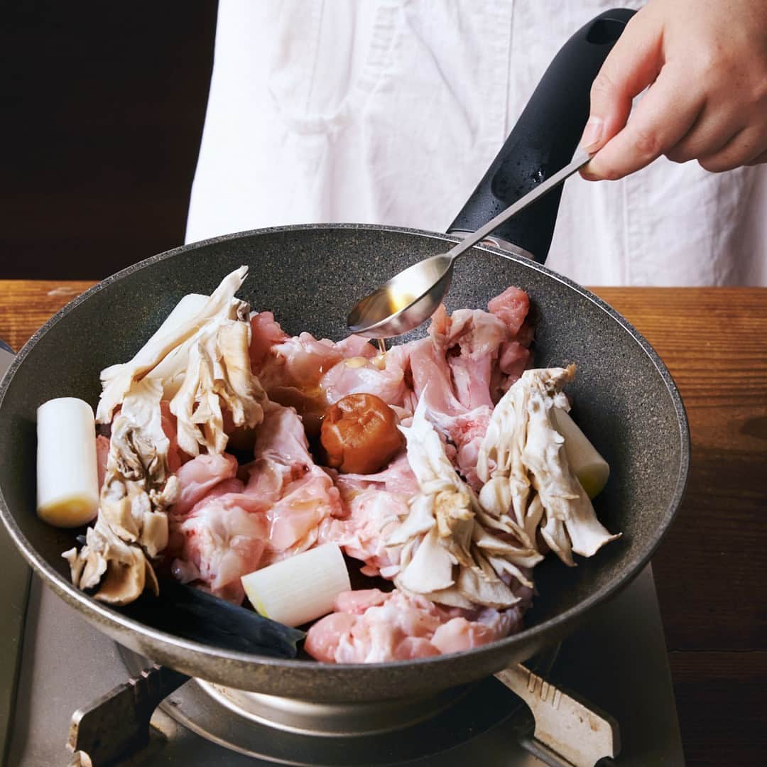 北欧、暮らしの道具店さんのインスタグラム写真 - (北欧、暮らしの道具店Instagram)「【フライパンで15分】 こってり×さっぱりがあとを引く 「手羽元の梅にんにく煮込み」 . - - - - - - - - - - - - - - - - - 忙しい夜でもフライパンひとつで ちゃちゃっと作れ、家族が喜ぶ肉レシピ。 今回は料理家の今井 真実（いまい まみ）さんに 教わりました。  今回は、鶏手羽元のおかず。 今井さんがひとり暮らしの頃から 繰り返し作っているというレシピは、 梅とにんにくのさっぱり×こってりが クセになる味です。 . - - - - - - - - - - - - - - - - - スタミナ満点、梅の酸味があとを引く 手羽元の梅にんにく煮込み - - - - - - - - - - - - - - - - -  【材料（2人分）】 鶏手羽元…6本 長ネギ…2/3本（80g） 舞茸…50g 梅干し（大粒）…1つ　※小粒なら2〜3つ にんにく（すりおろし）…1片分 昆布…3~4cm（1g）　※なければだしパック1袋、または顆粒だし適量でもOK  酒…大さじ1 しょうゆ…大さじ2/3 みりん、ごま油…各大さじ1/2  仕上げに貝割れ大根（あれば）…適量  ＜下準備＞ 鶏手羽元は骨と身の間に切り込みを入れておくと、 短時間で味がしみやすくなります。  【作り方】 ❶フライパンに、鶏手羽元と 5cm長さに切った長ねぎ、 大きめにちぎった舞茸、梅干し、 すりおろしにんにく、昆布、 調味料と水100mlを加えて、 蓋をして中弱火にかける。 沸騰したら弱火にする。  ❷弱火で10分煮る。 5分たったら蓋を開け、鶏手羽元を裏返し、 蓋をしてさらに5分煮る。  ❸蓋を開けてさらに3分ほど煮詰める。 とろみが出てきたら火を止めて、 半分に切った貝割れ大根を ざっと和えればできあがり。 . - - - - - - - - - - - - - - - - - ■ 今井さん  「梅干しはシンプルな塩味の、しっかり塩気のあるタイプを使ってください。今回は塩分18%のものを使っています。 はちみつ梅など甘い梅を使う場合は、しょうゆの分量を増やして塩味を足してくださいね。 煮汁の濃い味に負けないので、きのこは舞茸がおすすめです。なければエリンギもいいですよ」  . - - - - - - - - - - - - - - - - - . #kitchen#kitchendesign#kitchenware#food#foodstagram#レシピ#水餃子#餃子#ギョーザ#おかず#おかずレシピ#手羽元#夜ご飯#昼ごはん#今井真実 さん#家じかん#料理#キッチン#キッチン雑貨#シンプル#シンプルライフ#シンプルデザイン#暮らしを楽しむ#日々の暮らし#北欧#暮らし#北欧暮らしの道具店」10月3日 17時01分 - hokuoh_kurashi