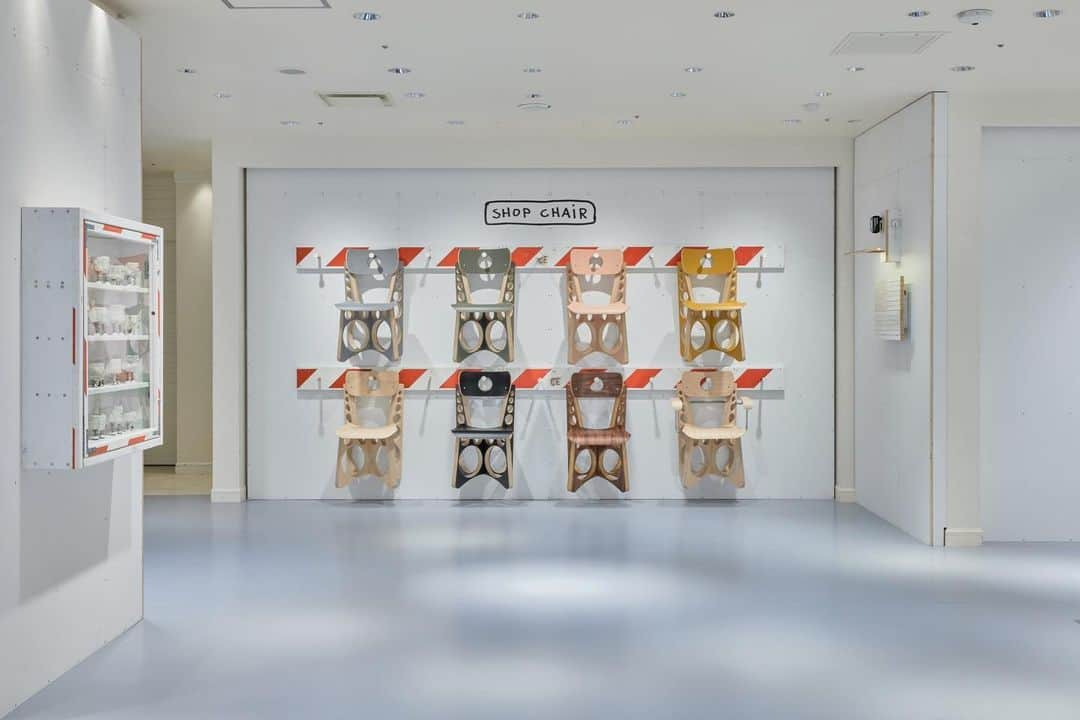 ISETAN PARK netさんのインスタグラム写真 - (ISETAN PARK netInstagram)「トム・サックス、3年ぶりの展覧会を開催中    コンテンポラリーアーティスト、トム・サックスの2回目となる展覧会「トム・サックス：店舗体験」。  新作の絵画、彫刻、大型音響システム、陶器、トム・サックス・ファニチャーから数種類の家具やアパレルなど、さまざまなアイテムを展示販売しています。  まるでサックスのスタジオを訪れたかのように感じられる空間で、日常生活や住まいにアートやデザインを取り入れる方法をご提案します。  さらに10月10日(火)まで、本館ショーウィンドーの11面をジャック。サックスのフルデザインを体感いただけます。    トム・サックス：店舗体験  ■開催中～10月23日(月)  ■本館2階 イセタン ザ・スペース  ※本館1階ショーウィンドー：～10月10日(火)    イベント情報は @isetan_shinjuku ストーリー「POP UP」またはこちら▼  https://www.mistore.jp/shopping/feature/women_f2/thespace3_tomsachs1_w.html    商品のお問い合わせ▼  三越伊勢丹オンラインストア  https://www.mistore.jp/shopping/brand/list?brand=002301&stock=all&srule=views  三越伊勢丹リモートショッピングアプリ  ⇒【本館2階】ISETAN THE SPACE / nikai no iriguchi    @tomsachs  Photo: @shigashunsuke  @isetan_the_space    #tomsachs #tomsachsretailexperience #tomsachsisetan #トムサックス  #トムサックス店舗体験 #トムサックス展覧会  #art #exhibition #isetanthespace #イセタンザスペース #アートギャラリー #アート好き #ファインアート #現代アート #コンテンポラリーアート  #isetan #isetanshinjuku #이세탄 #신주쿠이세탄 #이세탄백화점 #イセタン #伊勢丹 #伊勢丹新宿 #新宿伊勢丹 #伊勢丹新宿店  #このまちをステージに #伊勢丹新宿90th    ©Tom Sachs」10月3日 17時00分 - isetan_shinjuku