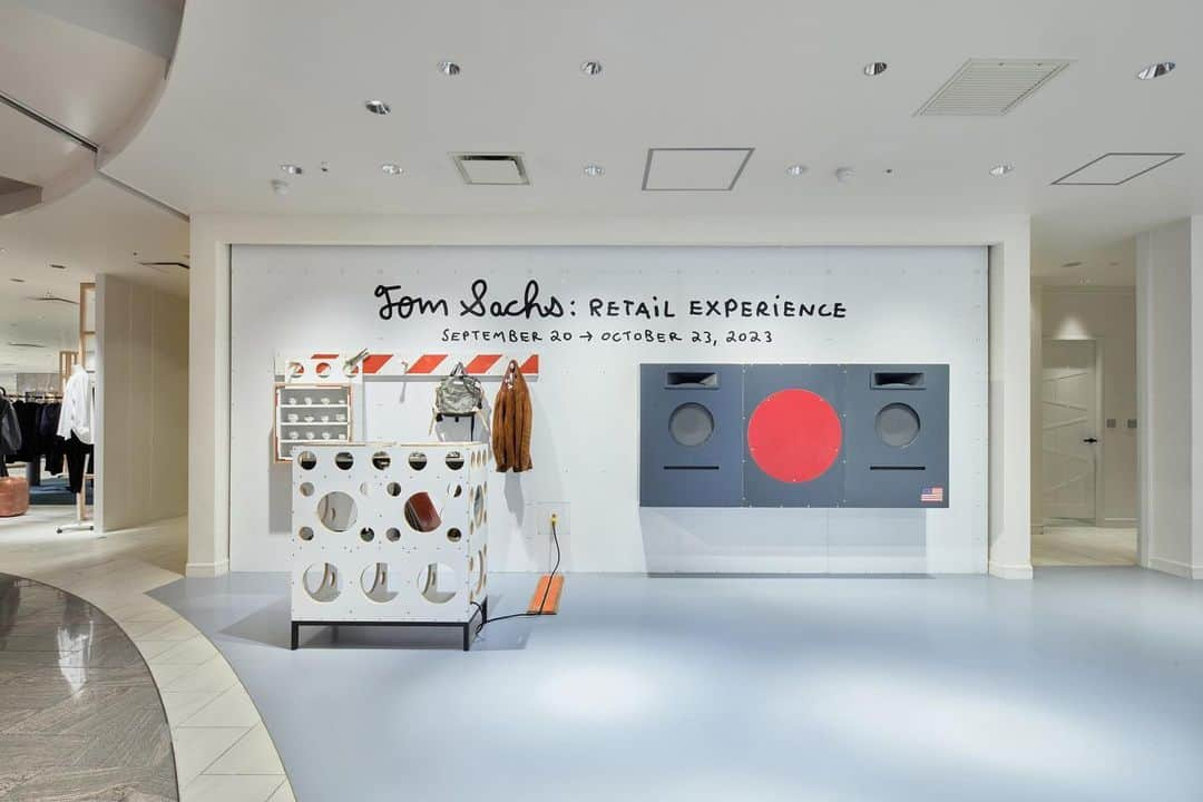 ISETAN PARK netさんのインスタグラム写真 - (ISETAN PARK netInstagram)「トム・サックス、3年ぶりの展覧会を開催中    コンテンポラリーアーティスト、トム・サックスの2回目となる展覧会「トム・サックス：店舗体験」。  新作の絵画、彫刻、大型音響システム、陶器、トム・サックス・ファニチャーから数種類の家具やアパレルなど、さまざまなアイテムを展示販売しています。  まるでサックスのスタジオを訪れたかのように感じられる空間で、日常生活や住まいにアートやデザインを取り入れる方法をご提案します。  さらに10月10日(火)まで、本館ショーウィンドーの11面をジャック。サックスのフルデザインを体感いただけます。    トム・サックス：店舗体験  ■開催中～10月23日(月)  ■本館2階 イセタン ザ・スペース  ※本館1階ショーウィンドー：～10月10日(火)    イベント情報は @isetan_shinjuku ストーリー「POP UP」またはこちら▼  https://www.mistore.jp/shopping/feature/women_f2/thespace3_tomsachs1_w.html    商品のお問い合わせ▼  三越伊勢丹オンラインストア  https://www.mistore.jp/shopping/brand/list?brand=002301&stock=all&srule=views  三越伊勢丹リモートショッピングアプリ  ⇒【本館2階】ISETAN THE SPACE / nikai no iriguchi    @tomsachs  Photo: @shigashunsuke  @isetan_the_space    #tomsachs #tomsachsretailexperience #tomsachsisetan #トムサックス  #トムサックス店舗体験 #トムサックス展覧会  #art #exhibition #isetanthespace #イセタンザスペース #アートギャラリー #アート好き #ファインアート #現代アート #コンテンポラリーアート  #isetan #isetanshinjuku #이세탄 #신주쿠이세탄 #이세탄백화점 #イセタン #伊勢丹 #伊勢丹新宿 #新宿伊勢丹 #伊勢丹新宿店  #このまちをステージに #伊勢丹新宿90th    ©Tom Sachs」10月3日 17時00分 - isetan_shinjuku