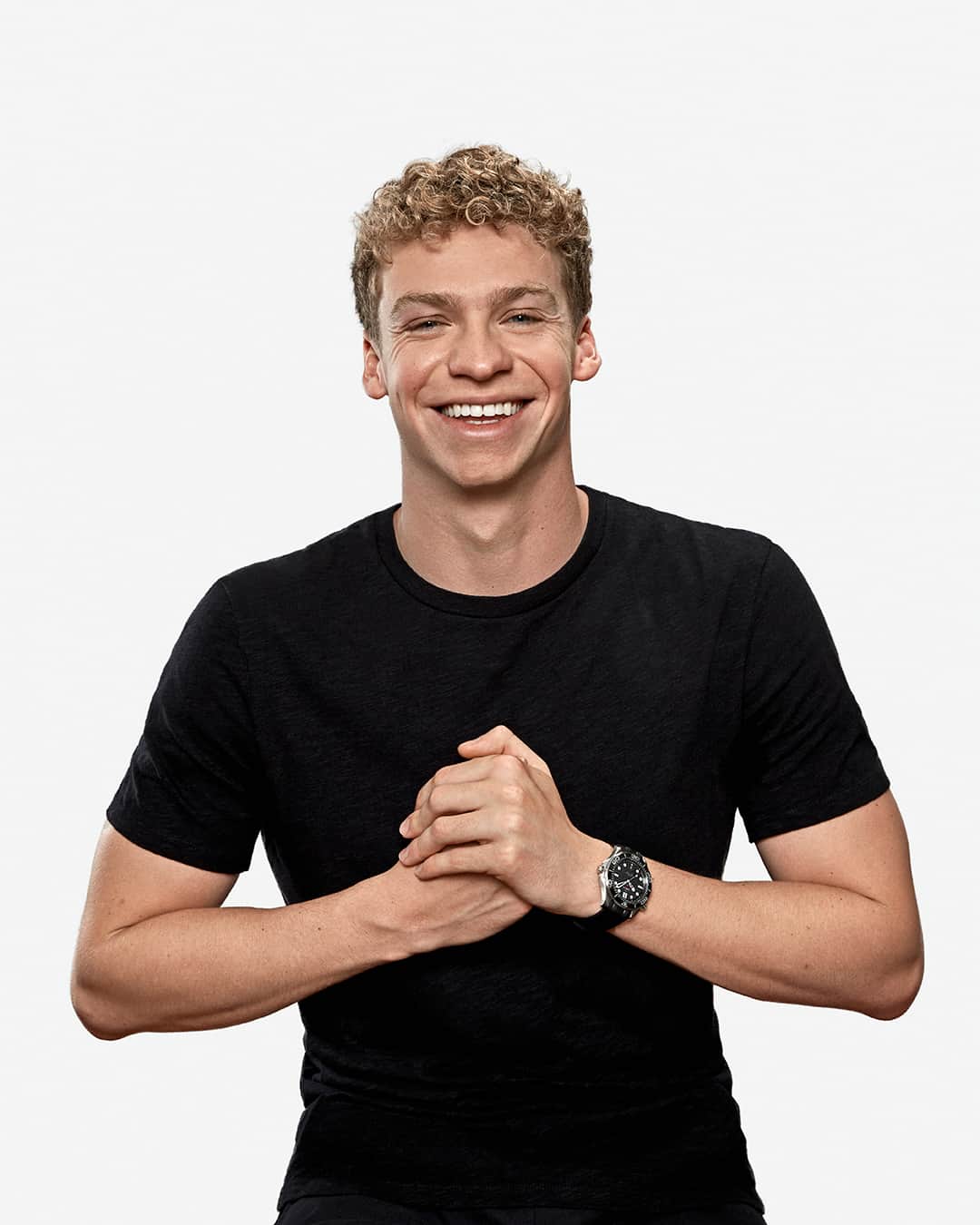 オメガのインスタグラム：「One World Record. Five World Championships medals in gold. OMEGA welcomes Léon Marchand to its sporting family. On his wrist, the swimmer wears the 42 mm Seamaster Diver 300M with a black ceramic dial.   Discover the watch via link in bio.  #OMEGA #Seamaster @leon.marchand31」