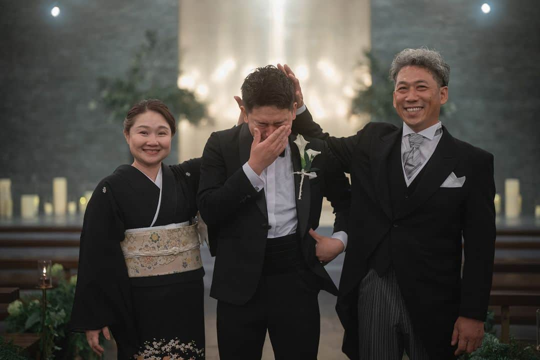 ラヴィ•ファクトリーさんのインスタグラム写真 - (ラヴィ•ファクトリーInstagram)「. 【写真で叶える結婚式】  結婚式での感情が溢れ出る瞬間の数々...🤍 たくさんの方への「ありがとう」の想いを お写真でも余さず残します📸 . —————— ラヴィファクトリー:@hiroshima_laviefactory Photographer: @glad_tanakame AREA:JAPAN,HIROSHIMA —————— @laviefactoryをフォローして #laviefactory #ラヴィファクトリー のハッシュタグをつけて お写真を投稿してみてくださいね✳︎ . こちらの公式IG（@laviefactory） で取り上げさせていただきます✨ . 思わず笑顔になれるハートのある 「家族写真」はラヴィクルール* >>>@laviecouleur_official . #wedding #weddingphotography #photo #ハートのある写真 #instawedding #結婚写真 #ウェディング #ウェディングフォト #撮影指示書 #ロケーションフォト #前撮り #写真好きな人と繋がりたい #フォトウェディング #卒花 #後撮り #ウェディングニュース #前撮り小物 #前撮りフォト #前撮りアイテム #ウェディング撮影 #撮影構図 #前撮りアイディア #撮影指示書 #花嫁コーディネート #花嫁コーデ #洋装ロケフォト #当日フォト #結婚式当日」10月3日 17時00分 - laviefactory