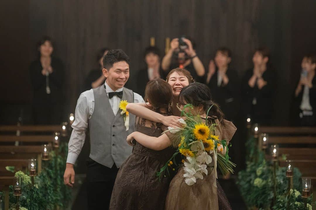 ラヴィ•ファクトリーさんのインスタグラム写真 - (ラヴィ•ファクトリーInstagram)「. 【写真で叶える結婚式】  結婚式での感情が溢れ出る瞬間の数々...🤍 たくさんの方への「ありがとう」の想いを お写真でも余さず残します📸 . —————— ラヴィファクトリー:@hiroshima_laviefactory Photographer: @glad_tanakame AREA:JAPAN,HIROSHIMA —————— @laviefactoryをフォローして #laviefactory #ラヴィファクトリー のハッシュタグをつけて お写真を投稿してみてくださいね✳︎ . こちらの公式IG（@laviefactory） で取り上げさせていただきます✨ . 思わず笑顔になれるハートのある 「家族写真」はラヴィクルール* >>>@laviecouleur_official . #wedding #weddingphotography #photo #ハートのある写真 #instawedding #結婚写真 #ウェディング #ウェディングフォト #撮影指示書 #ロケーションフォト #前撮り #写真好きな人と繋がりたい #フォトウェディング #卒花 #後撮り #ウェディングニュース #前撮り小物 #前撮りフォト #前撮りアイテム #ウェディング撮影 #撮影構図 #前撮りアイディア #撮影指示書 #花嫁コーディネート #花嫁コーデ #洋装ロケフォト #当日フォト #結婚式当日」10月3日 17時00分 - laviefactory