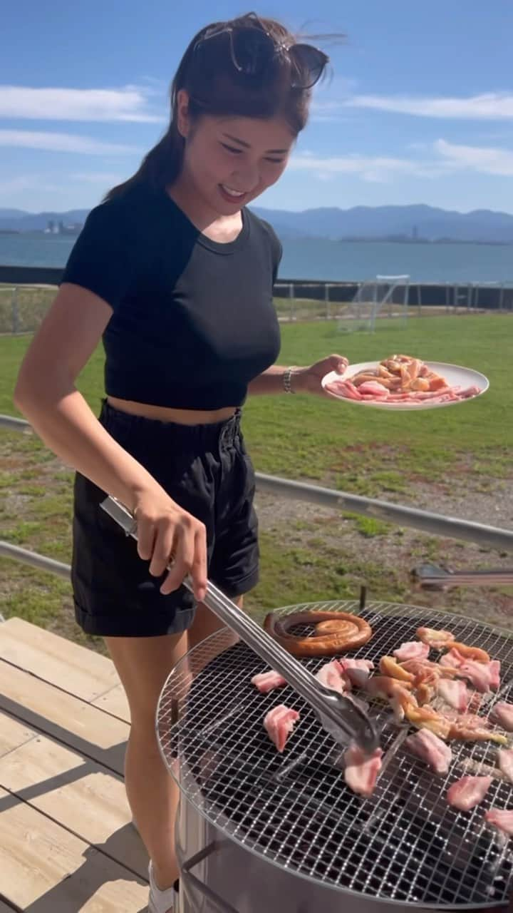 まいまいのインスタグラム：「BBQ🍖♥️ 今年は福岡でのBBQが多かった☺️☀️  @longvacationresort でのBBQはほんとに楽しい!! 先週のイベントの日には TVチャンピオンBBQ王のうっちーがお肉を焼いてくれて、 焼き方が違うだけでとってもおいしかった🔥 焼き方マスターしたので私も美味しくお肉焼けるよ💓  #まいごるふ#ゴルフ女子#福岡#福岡グルメ#福岡旅行#西戸崎#バーベキュー#マリンアクティビティ#fukuoka#longvacationresort#bbq#pr」