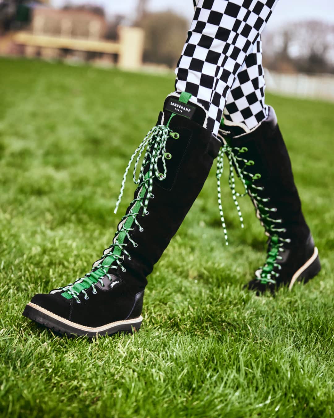 Longchampのインスタグラム：「On the turf.  Collection: #LongchampFW23 Ready-to-wear: @longchamp  #LongchampAtTheRaces #LongchampFW23 #longchamp #newcollection #octobermood #horse #boots #ootd #outfit #horseracing #mood #frenchy #closeup」