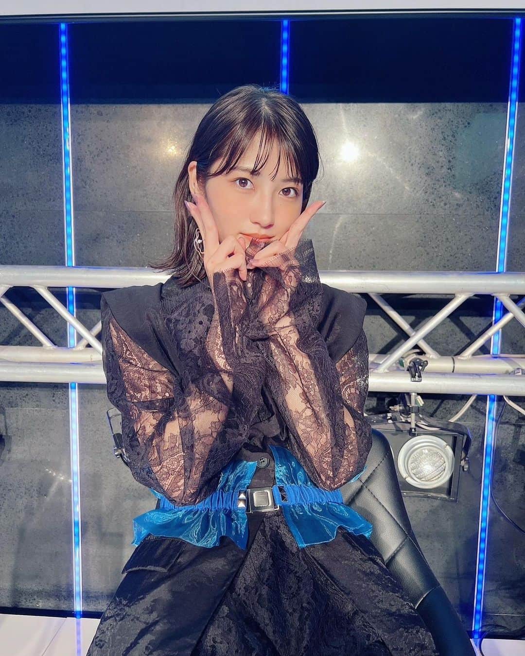 若月佑美のインスタグラム：「. 10月1日に私、若月佑美の #オンラインサロン #未開発区域  のトークショーイベントがありました！ . 沢山の方が参加してくださって すっごく嬉しかったです！！ トークしてゲームしてクイズして☺︎ 楽しい時間を過ごせました！！ 参加してくれた皆様ありがとうございました！！ もし、今回参加出来なかったよーって方やいつかは参加してみたいって方が居たら次の機会には是非来てくださいね☺️ 待ってます✨✨ . 第1部は、ブラック🩵ブルーの衣装！ みんなの投票で色とイメージを選んで貰いました！ 私のことを理解し過ぎてくれてて 嬉しかった！笑 . #若月佑美」