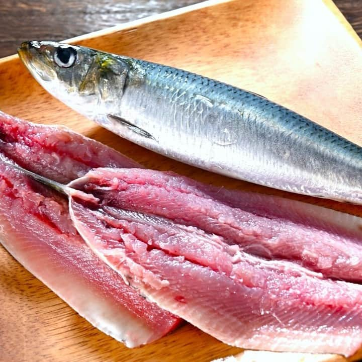 メシ通のインスタグラム：「メシ通的魚の捌き方  魚、捌いてますか？ まずはイワシから始めるといいらしいですよ ここは一発、挑戦してみましょうよ で、自分で捌いたイワシで特別おいしいパスタ作りましょうよ！  老舗魚屋店主が教える「初めてでもできるイワシの手開き」の方法。自分でさばくと割安、美味しい【魚屋三代目】https://www.hotpepper.jp/mesitsu/entry/sakanaya-sandaime/2023-00910  #メシ通 #mesitsu #イワシの手開き #手開きイワシのガーリックトマトパスタ #イワシ #スパゲッティ #にんにく #トマト缶 #オリーブオイル #輪切り赤唐辛子 #ブラックオリーブ #パスタ #トマトパスタ #魚の捌き方 #おつまみ #ランチ #ディナー #おうちごはん #家飲み #ビール #ワイン #自炊 #レシピ #魚屋三代目 #レシピブログ」