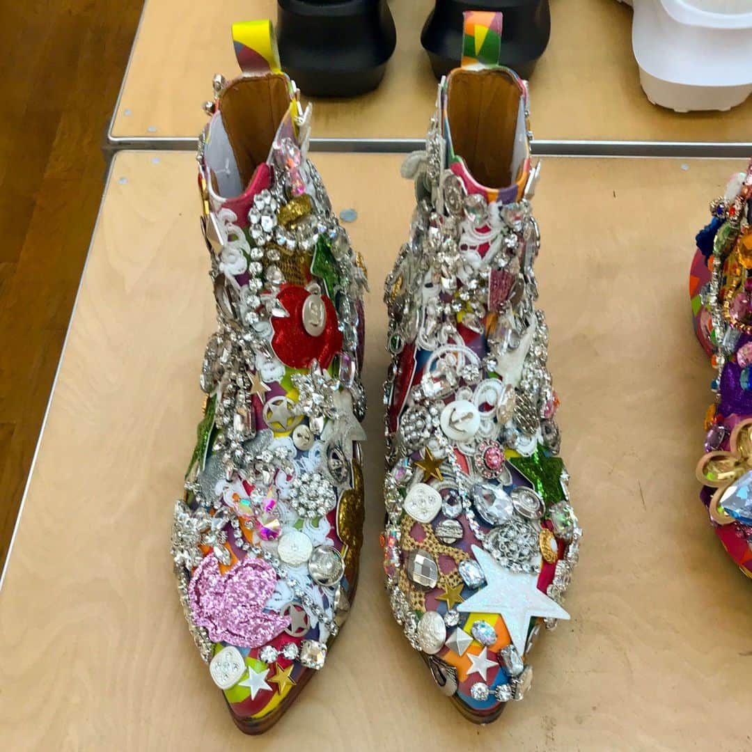 装苑さんのインスタグラム写真 - (装苑Instagram)「🇫🇷2024年春夏パリコレクション情報🇫🇷  コム デ ギャルソン（COMME DES GARÇONS）2024年春夏の展示会より。  ショーにも登場したカラフルなスニーカーはサロモン（SALOMON）とのコラボ、ブーツはキッズラブゲイト（KIDS LOVE GAITE）とのコラボです。  キラキラのラインストーンがちりばめられていて、足元からパワーを与えてくれそう。小さなバッグも秀逸。 【パリ支局】  #parisfashionweek #SS2024 #COMMEDESGARÇONS #SALOMON #KIDSLOVEGAITE」10月3日 16時53分 - soenonline