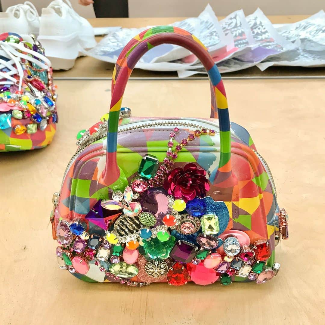装苑さんのインスタグラム写真 - (装苑Instagram)「🇫🇷2024年春夏パリコレクション情報🇫🇷  コム デ ギャルソン（COMME DES GARÇONS）2024年春夏の展示会より。  ショーにも登場したカラフルなスニーカーはサロモン（SALOMON）とのコラボ、ブーツはキッズラブゲイト（KIDS LOVE GAITE）とのコラボです。  キラキラのラインストーンがちりばめられていて、足元からパワーを与えてくれそう。小さなバッグも秀逸。 【パリ支局】  #parisfashionweek #SS2024 #COMMEDESGARÇONS #SALOMON #KIDSLOVEGAITE」10月3日 16時53分 - soenonline