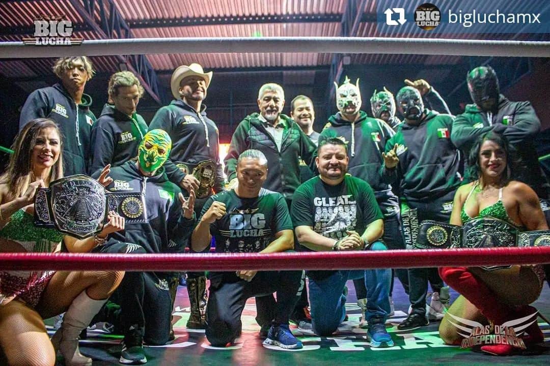 CIMAのインスタグラム：「#Repost @bigluchamx with @let.repost  • • • • • • 🥳 ¡Gracias afición por hacer posible #alasdelaindependencia 2023! 🥳  ¡Viva México! 🇲🇽  🇲🇽 Big Lucha X GLEAT 🇯🇵  • • • #bigluchamx #lucha #luchalibre #wrestling #gleat #mexico #japon #mixachampions」