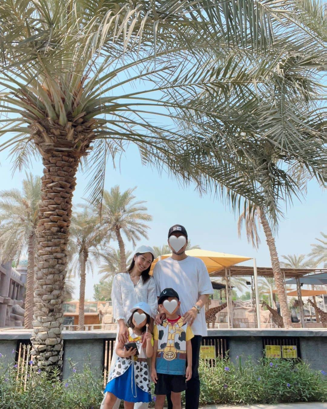 Remiさんのインスタグラム写真 - (RemiInstagram)「Abu Dhabi, UAE🇦🇪 ドバイから車で1時間、アブダビへ！ 砂漠の中の動物園、エミレーツパークズーのホテルにお泊り！ お部屋からキリンが見えて贅沢！！ ラクダとセルフィーしたり、夜の動物園を満喫したり、プールも楽しめて、子連れにおすすめ！！  私は砂アレルギー疑惑で体調不良になりつつも、ラクダに会えて幸せでした🐪☀️  ------------ 📍 #AbuDhabi #UAE 🐘 #EmiratesParkZoo 🗓 2023.10.1-2  #アブダビ #ドバイ移住  #子連れ世界一周 #世界一周 #worldroundtravel #remi_world2023 #lovetabi #lovetabimama」10月3日 16時54分 - remi_912