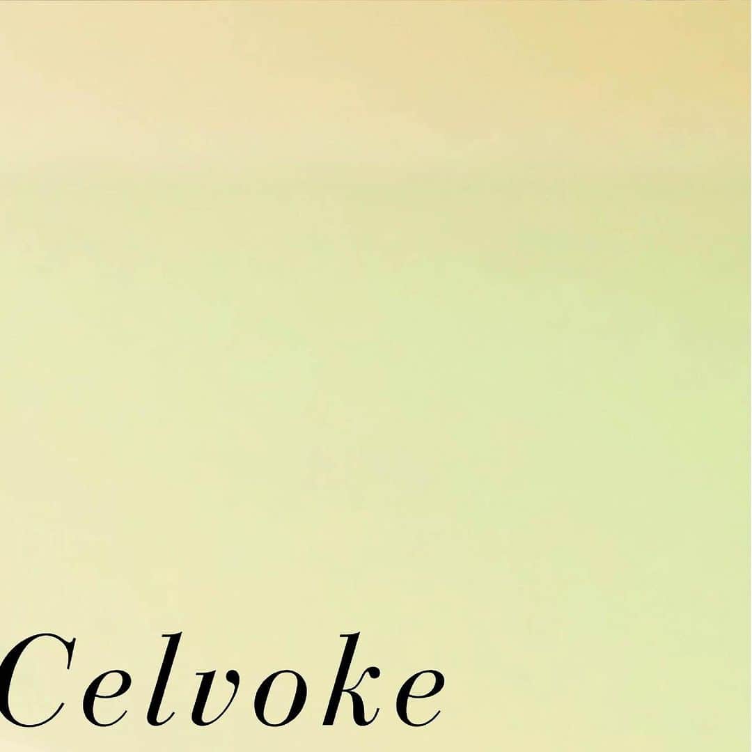 celvoke.jpさんのインスタグラム写真 - (celvoke.jpInstagram)「まるで花びらのような華やかさを目もとに宿す。 多彩な表情を作り上げる限定のアイパレットが登場。  ・・・・・・・・・・・・・・・・・・・・・・・・・・・・・・・ セルヴォーク ヴァティック アイパレット EX06　コスモスガーデン 6,820円（税込） ・・・・・・・・・・・・・・・・・・・・・・・・・・・・・・・  人気のヴァティック アイパレットから、阪急うめだ本店の限定カラーが登場。 コスモスの花びらのような華やかで深みのあるピンクと、秋風を思わせるブライトグリーンがポイントになったプレイフルなパレット。 重ねてもにごらないクリアでカラフルなカラーと、輝きが織りなす配色でフェミニニティな眼差しを。 植物由来オイル高配合で、まぶたに溶け込むように馴染むソフトでスムースなテクスチャー。 しっとりとなめらかに密着し、美しい仕上がりが続きます。 #Celvoke #セルヴォ―ク #アイパレット #アイメイク #プレイフルメイク #Eyepallet」10月3日 16時54分 - celvoke.jp