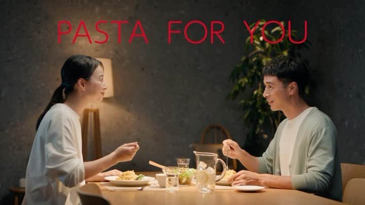 中城あすかのインスタグラム：「「キユーピー あえるパスタソース カルボナーラ 濃厚チーズ仕立て」のCMに出演させて頂きました！  日頃からあえるパスタソースシリーズを食べているので嬉しいです🍝  素敵な夫婦のCMになっていますので是非ご覧ください✨  #PR #CM #TVCM #キユーピー #キユーピーパスタソース #パスタソースCM」