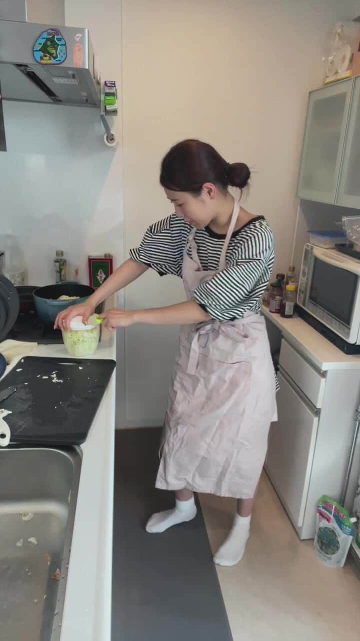 西野未姫のインスタグラム：「ブンブンチョッパーしまくり料理🍳  ⭐️野菜豆乳だしスープ にんじん、玉ねぎ、キャベツ、生姜をみじん切りして、出汁パック2袋を中の粉を入れて豆乳水で煮込む。 味噌を少し足して完成！ ⭐️きのこマリネ 好きなキノコをレンジでチンして、麺つゆとカンタン酢を入れて塩胡椒して完成！ ⭐️きゅうりにんじんごぼうささみサラダ ささみに少しお酒をかけてレンジでチンする。にんじんごぼうを千切りして軽く茹でる。きゅうりも千切りして全て混ぜて、ごま油、塩胡椒、マヨネーズ、だし醤油、お酢、砂糖少しを入れて混ぜて完成！」