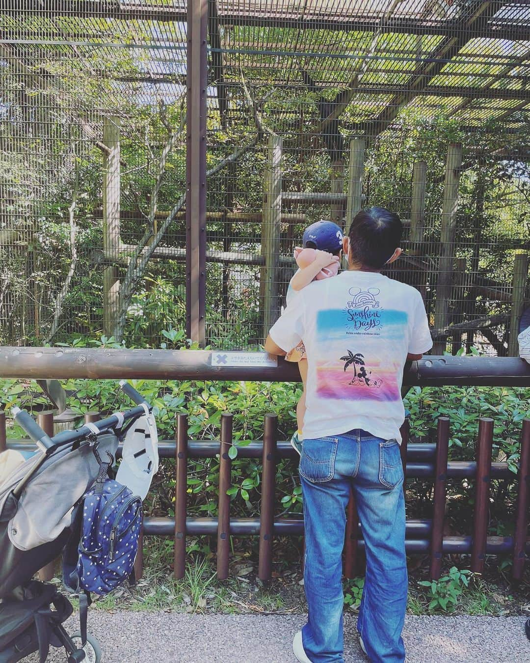 remi kunokiさんのインスタグラム写真 - (remi kunokiInstagram)「初めてのズーラシア🦓🦒🐘🦔  ビビるかな〜って思ったら… 最初のゾウさんを見た瞬間から エンジン全開でした🥰🫰🏽  連れてってよかったな〜。 電車オンリーだった彼。  だんだん動物図鑑も見てくれるようになり、 動物園を英語で言えるようになってきたので今のタイミングかな〜って思ったらバッチリでした💪🏽  とってもアウトプットに最高✨  沢山歩いて、甘やかしの初めてのアイスを食べていい一日になったかな？😌  息子の中では、giraffe🦒がお気に入りになったようです🫶🏽  所々にあるアスレチックは親の体力削られる…😩🫠 やめて〜笑  #初めてのズーラシア #動物園 #2歳8ヶ月 #男の子 #男の子ママ #おしゃべりまん #初めてのアイス」10月3日 16時59分 - remy___3332g