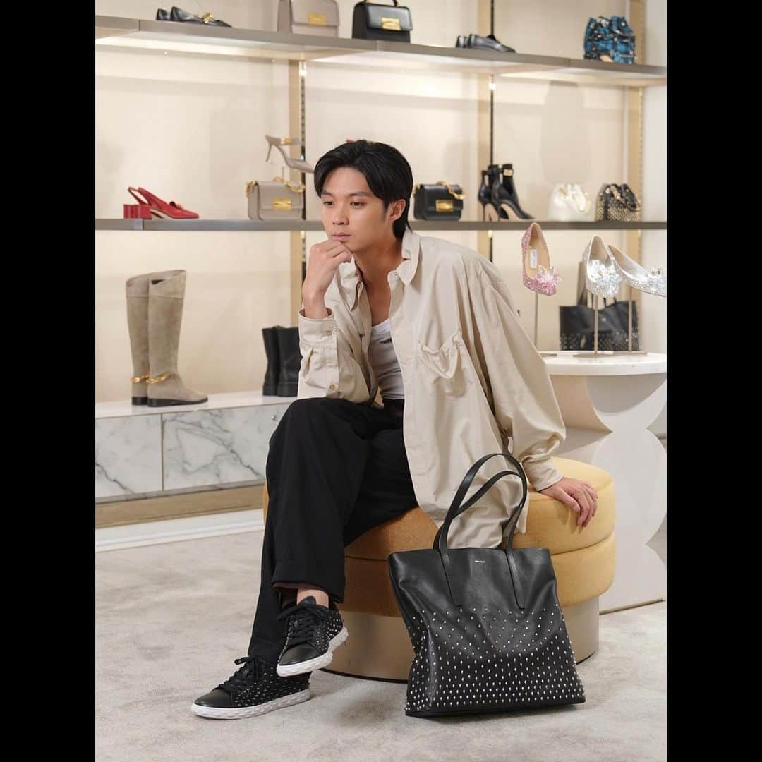 磯村勇斗さんのインスタグラム写真 - (磯村勇斗Instagram)「.  『JIMMY CHOO』  新アイコン DIAMONDライン  JIMMY CHOOのアイコニックであるスタースタッズ。今回の新作では、ダイヤモンドスタッズが新たに登場。 パンクでありながら、エレガンスで洗練されたアイテムを手に取ることができる。  @jimmychoo #jimmychoo #ジミーチュウ  #pr」10月3日 17時08分 - hayato_isomura