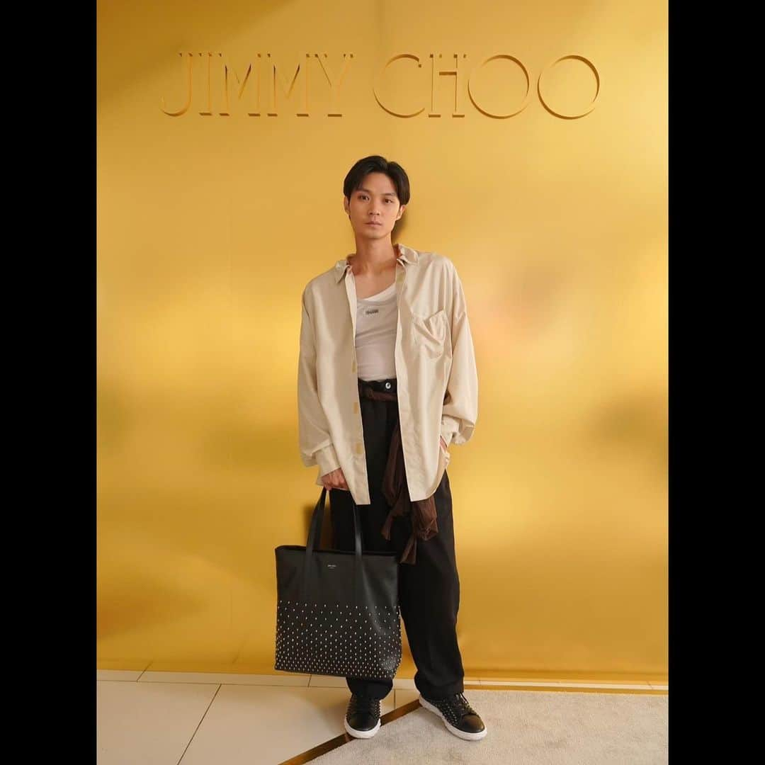 磯村勇斗のインスタグラム：「.  『JIMMY CHOO』  新アイコン DIAMONDライン  JIMMY CHOOのアイコニックであるスタースタッズ。今回の新作では、ダイヤモンドスタッズが新たに登場。 パンクでありながら、エレガンスで洗練されたアイテムを手に取ることができる。  @jimmychoo #jimmychoo #ジミーチュウ  #pr」