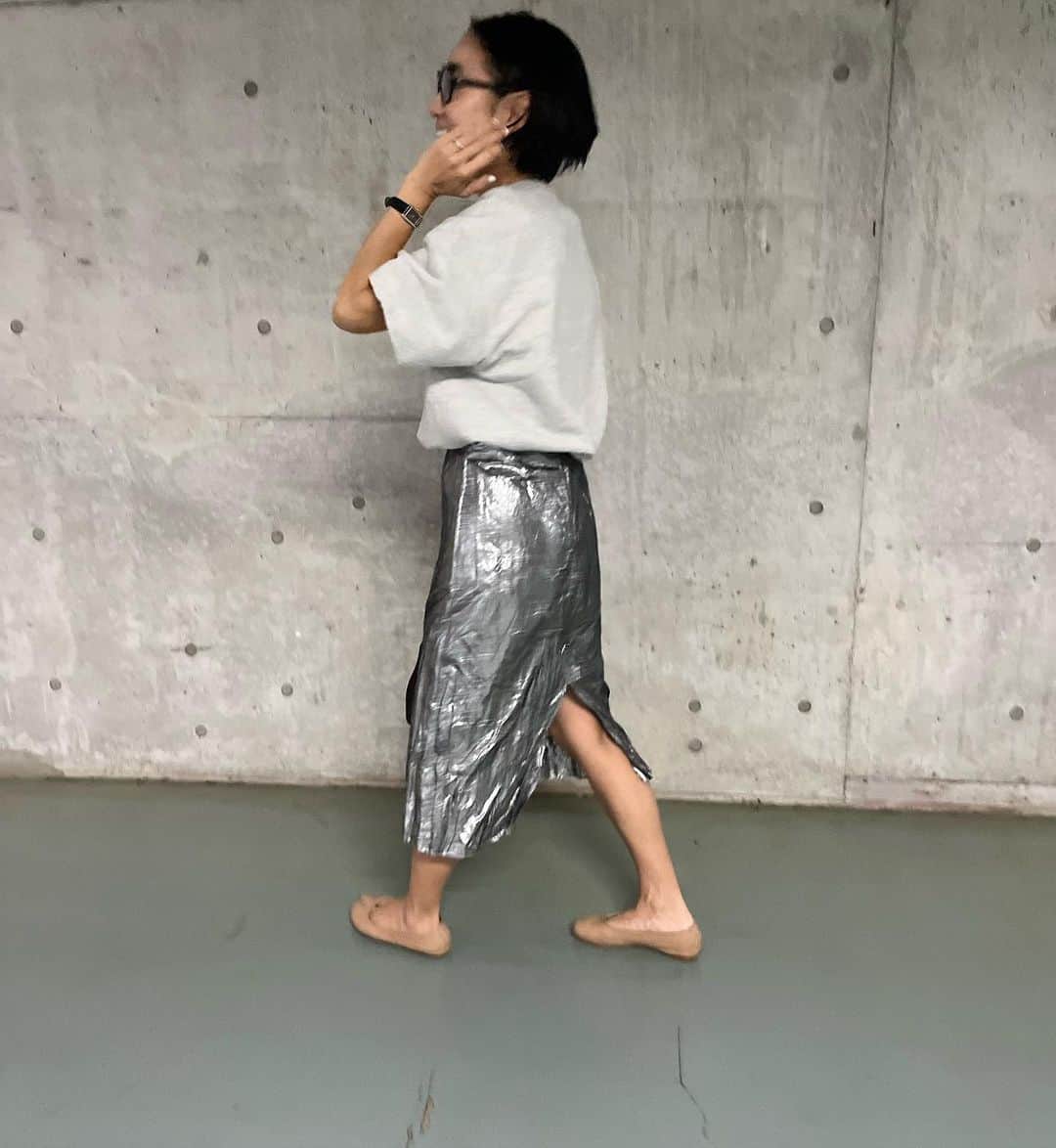 金子綾さんのインスタグラム写真 - (金子綾Instagram)「today's... #ootd  #akcloset   作れそうなスカートだな、 とか 靴を履いてないと思った とか わーわー言いながら長女が撮ってくれました爆」10月3日 17時08分 - ayaaa0707