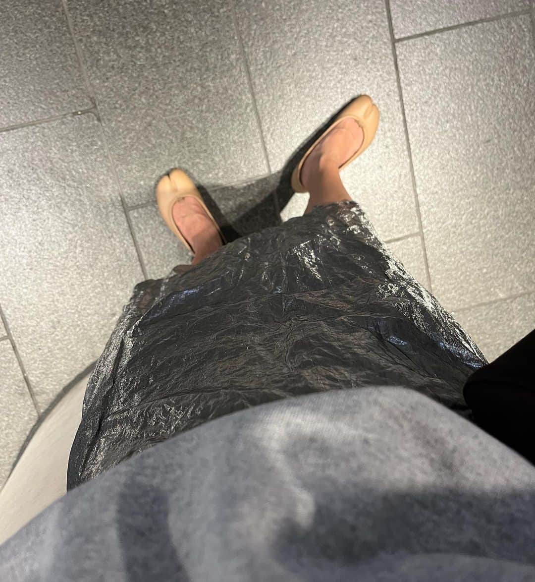 金子綾さんのインスタグラム写真 - (金子綾Instagram)「today's... #ootd  #akcloset   作れそうなスカートだな、 とか 靴を履いてないと思った とか わーわー言いながら長女が撮ってくれました爆」10月3日 17時08分 - ayaaa0707