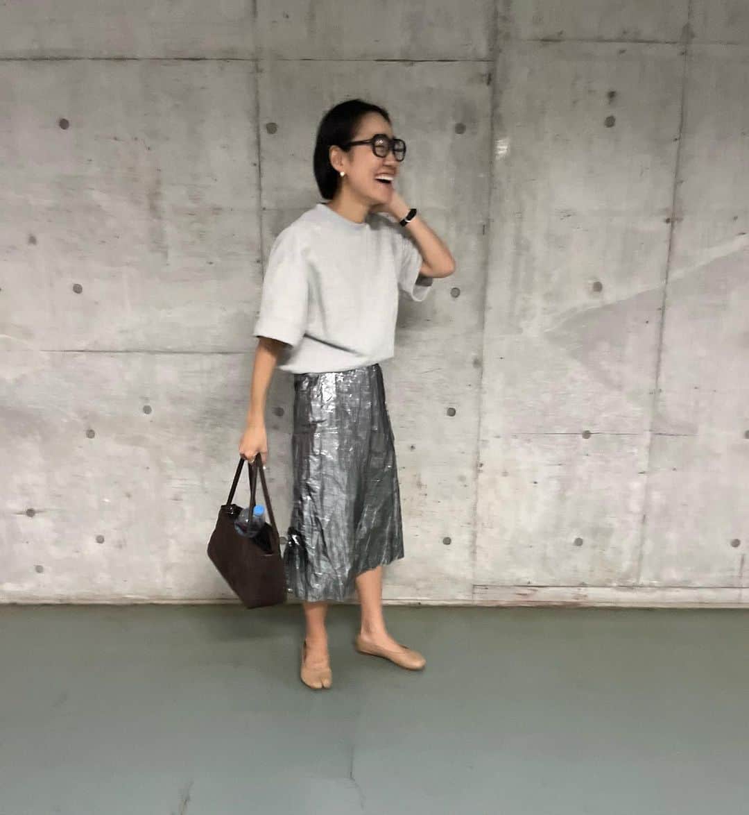金子綾のインスタグラム：「today's... #ootd  #akcloset   作れそうなスカートだな、 とか 靴を履いてないと思った とか わーわー言いながら長女が撮ってくれました爆」