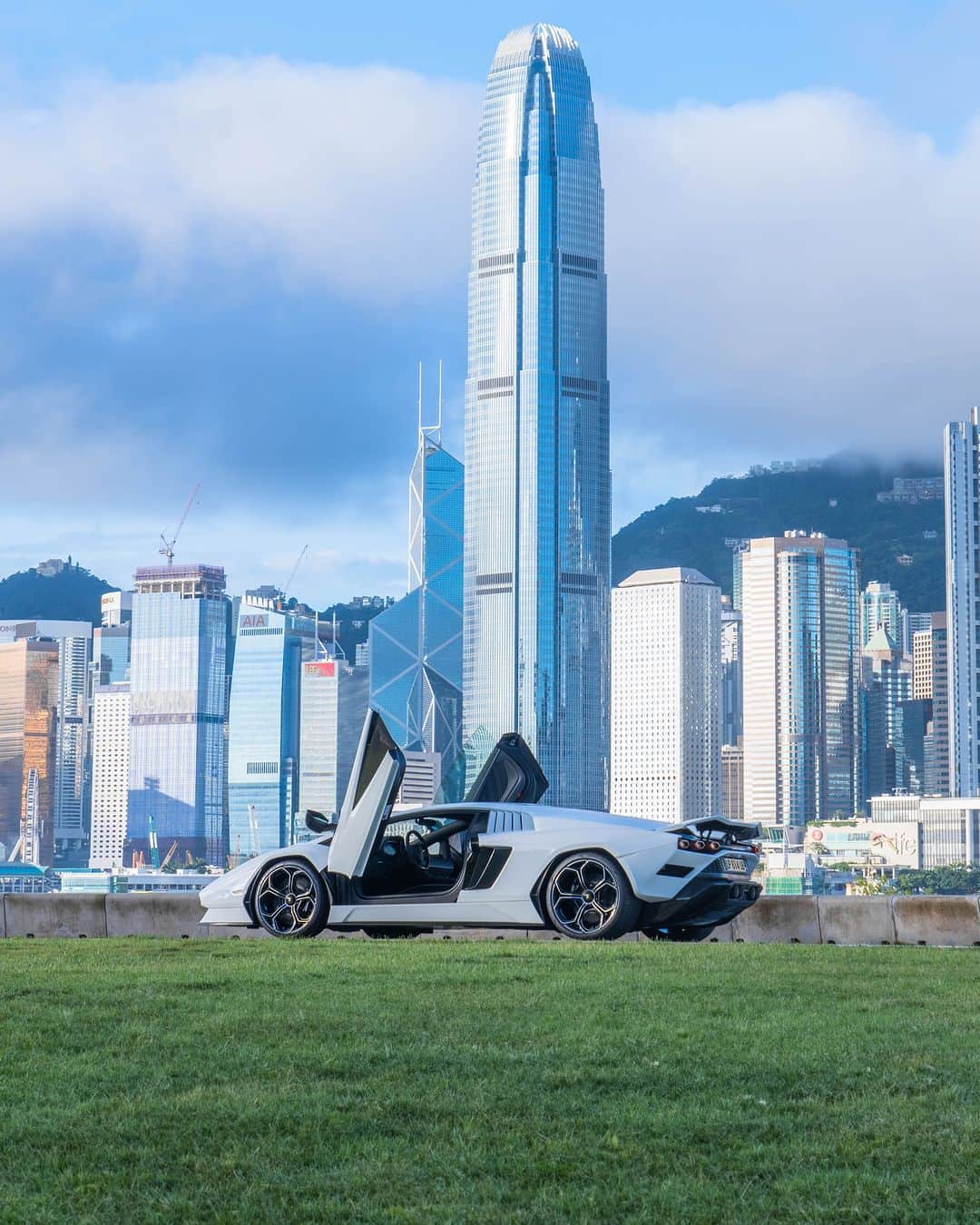 ランボルギーニさんのインスタグラム写真 - (ランボルギーニInstagram)「The Countach LPI 800-4 opens a gateway to a new future, holding fast to the principles of our tradition, to transform whatever tomorrow may bring.  #Lamborghini #Countach #FutureIsOurLegacy __ Countach LPI 800-4: fuel consumption combined: 19,5 l/100km (WLTP); CO2-emissions combined: 440 g/km (WLTP)」10月3日 17時01分 - lamborghini