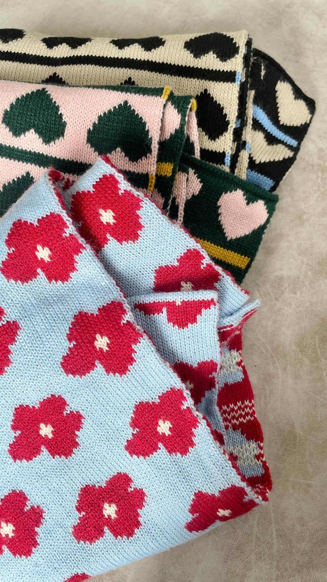 のインスタグラム：「🧣Warm goods 🧣 ⁡ new arrival🎨 ⁡ Jacquard knit muffler blue/green/grey/black ¥5,500(inc. tax) ⁡ reversible tippet ivory/pink/charcoal/animal ¥4,950(inc.tax) ⁡ 🛒ONLINE SHOP TOPページリンクよりご覧いただけます。 🛒原宿店 渋谷区神宮前5-27-8 03-3400-5584 12:00〜20:00 商品の在庫などのご質問はこちらまで💐 @casselini_shop ⁡ #Casselini #23AW #MIXMATCHROMANTICS #マフラー #muffler」
