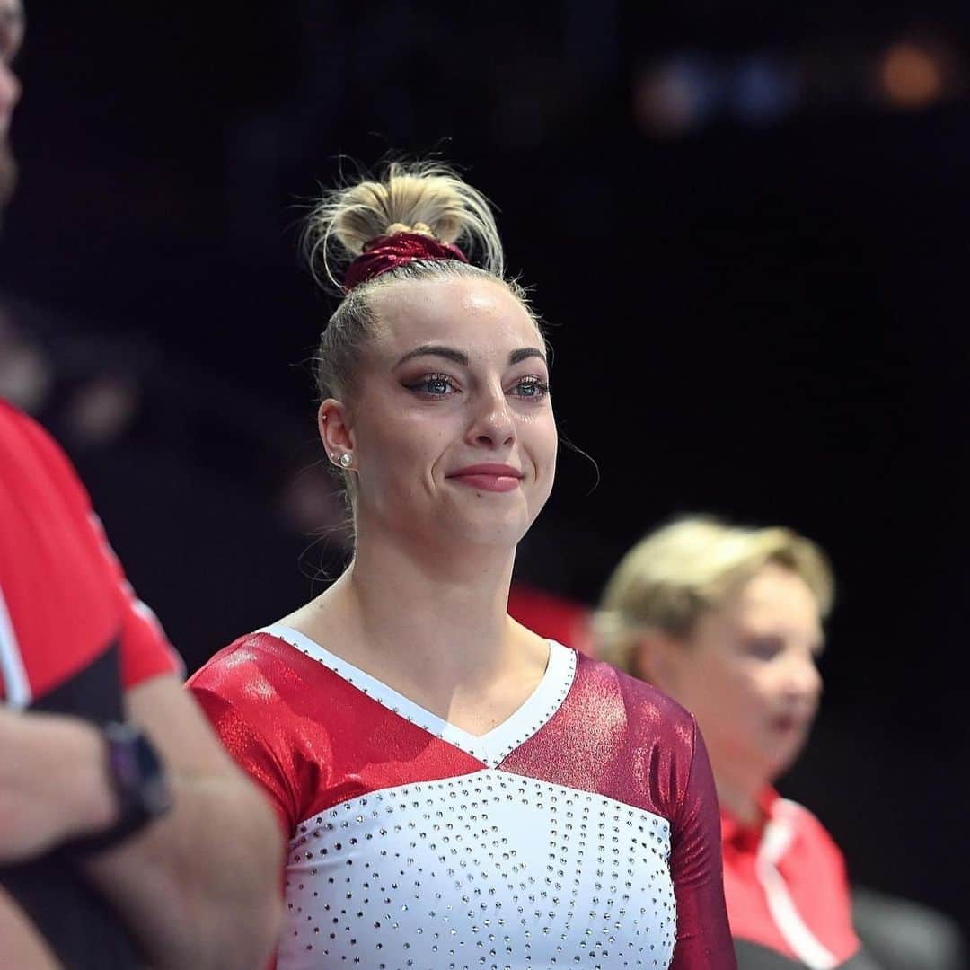 Carina Kröllさんのインスタグラム写真 - (Carina KröllInstagram)「First world championships in the books ✔️❤️‍🔥 Ich konnte mir mit der Teilnahme an einer Weltmeisterschaft einen meiner Träume erfüllen! Auch wenn der Wettkampf nicht perfekt lief, bin ich zufrieden mit meiner Leistung. Man darf nicht vergessen, dass ein Wettkampf lediglich eine Momentaufnahme ist und dass man bei solch einem Wettkampf an dem Start gehen darf, ist das Ergebnis jahrelanger konsequenter Arbeit. Mir haben jetzt ein paar Leute geschrieben ich soll nicht traurig sein wegen meinem Sturz am Balken, aber um ehrlich zu sein, bin ich das überhaupt nicht weil es mir das erste Mal so richtig gelungen ist einen Wettkampf zu genießen und Spaß zu haben. Ich war sonst immer so unter Anspannung und konnte die Atmosphäre gar nicht so wahrnehmen, und das ist mir dieses Mal gelungen 😍 Vielen Dank an alle, die immer an mich geglaubt haben, das Potenzial in mir gesehen haben und mich auf meinen Weg unterstützt haben ❤️  📸 Anh Viet CHAU」10月4日 1時00分 - carinakroell