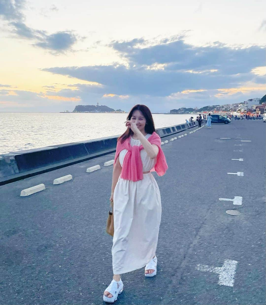 袴田彩会さんのインスタグラム写真 - (袴田彩会Instagram)「🌊 今年は海にもプールにも入れなかったけど、 海を見ながらのビールは最高🫶  このピンクのカーディガンがお気に入り☺︎ そろそろ長袖の季節ですね！  #私服 #海 #久々のビール  #まだノースリーブ着たい  #夕日が綺麗」10月3日 17時06分 - ayae.ha