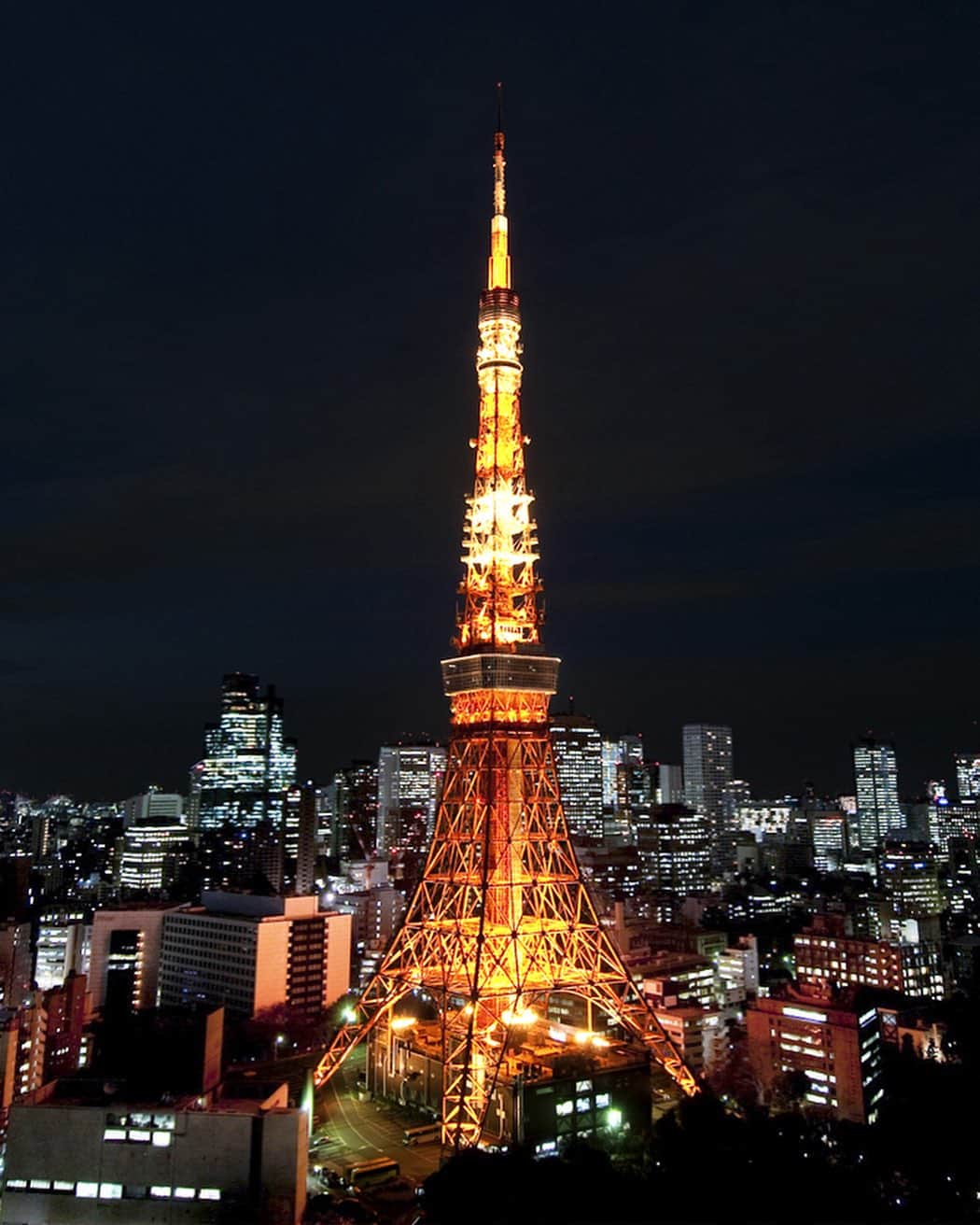 東京タワーさんのインスタグラム写真 - (東京タワーInstagram)「. 今日の夜から冬のランドマークライトを 点灯します！ オレンジ色で温かみのある光です✨   職人さんが今日の朝から、 一生懸命手作業で 180個の電球を取りかえてくれました。   このような職人さんのおかげで 東京タワーのライトアップは いつも美しく輝いているのですね✨   大変な作業、ありがとうございます😊  無事、作業が終了し、 後は点灯を待つばかりです。  冬のランドマークライト、楽しみです！  --------------------------------  【 お知らせ 】  ■ Your Tokyo Tower 🗼  # your_tokyotowerで あなたの東京タワーをリポスト！  @tokyotower_official の タグ付けをしてくれると見つけやすいよ！  皆様からの投稿 どしどしお待ちしております！  ■ 公式LINE  東京タワー公式LINEでは 東京タワーのイベント情報を お届けしています！  詳細はプロフィールにあるリンクから↓ @tokyotower_official  --------------------------------  #東京タワー #東京タワー🗼  #tokyotower #tokyotower🗼  #ライトアップ #lightup」10月3日 17時07分 - tokyotower_official